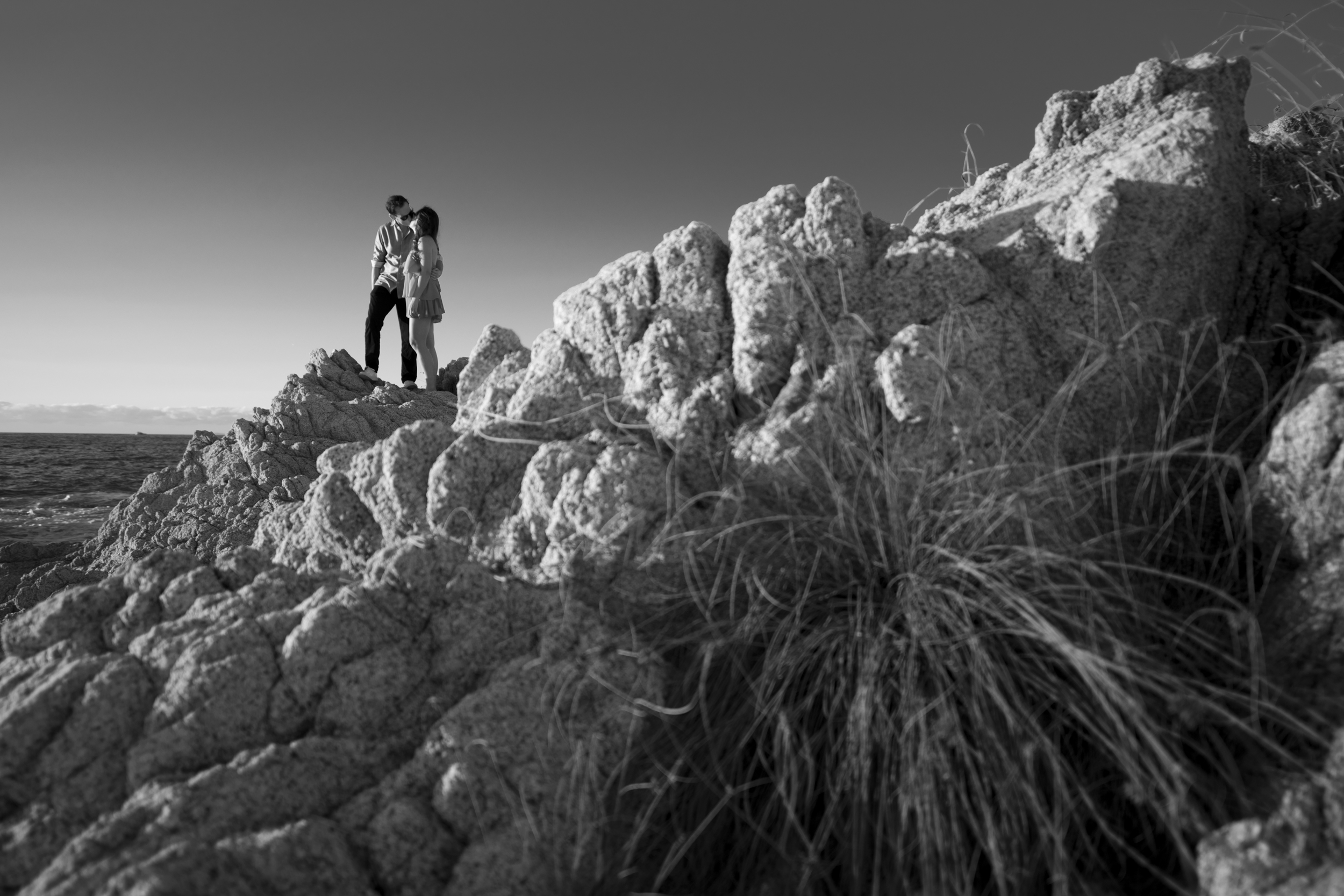 Pareja en un acantilado sobre la Bahía de Banderas, blanco y negro