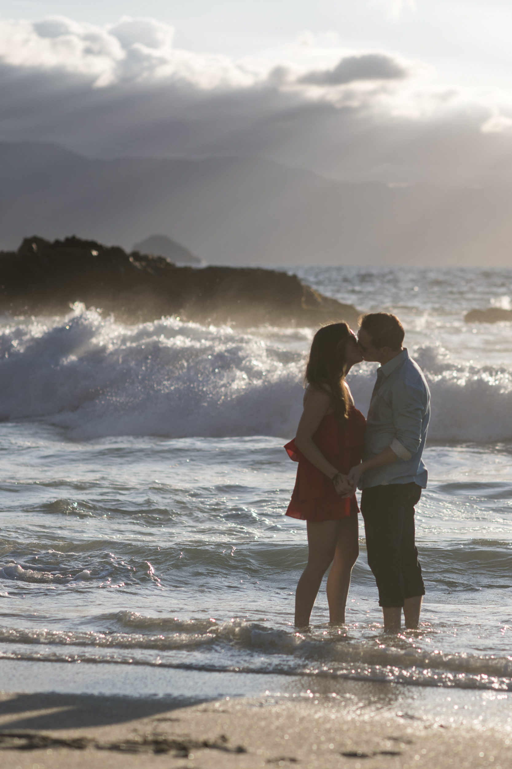 Beso entre las olas durante la sesión de compromiso, Puerto Vallarta