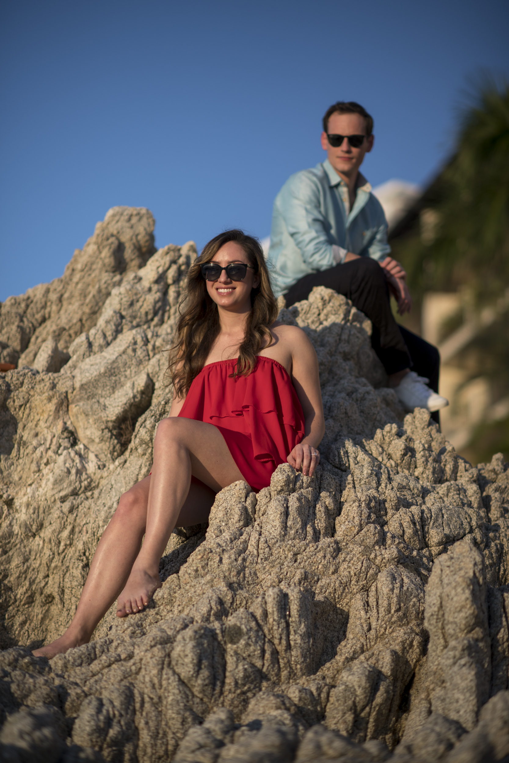 Retrato de compromiso con vestido rojo en las rocas, Puerto Vallarta