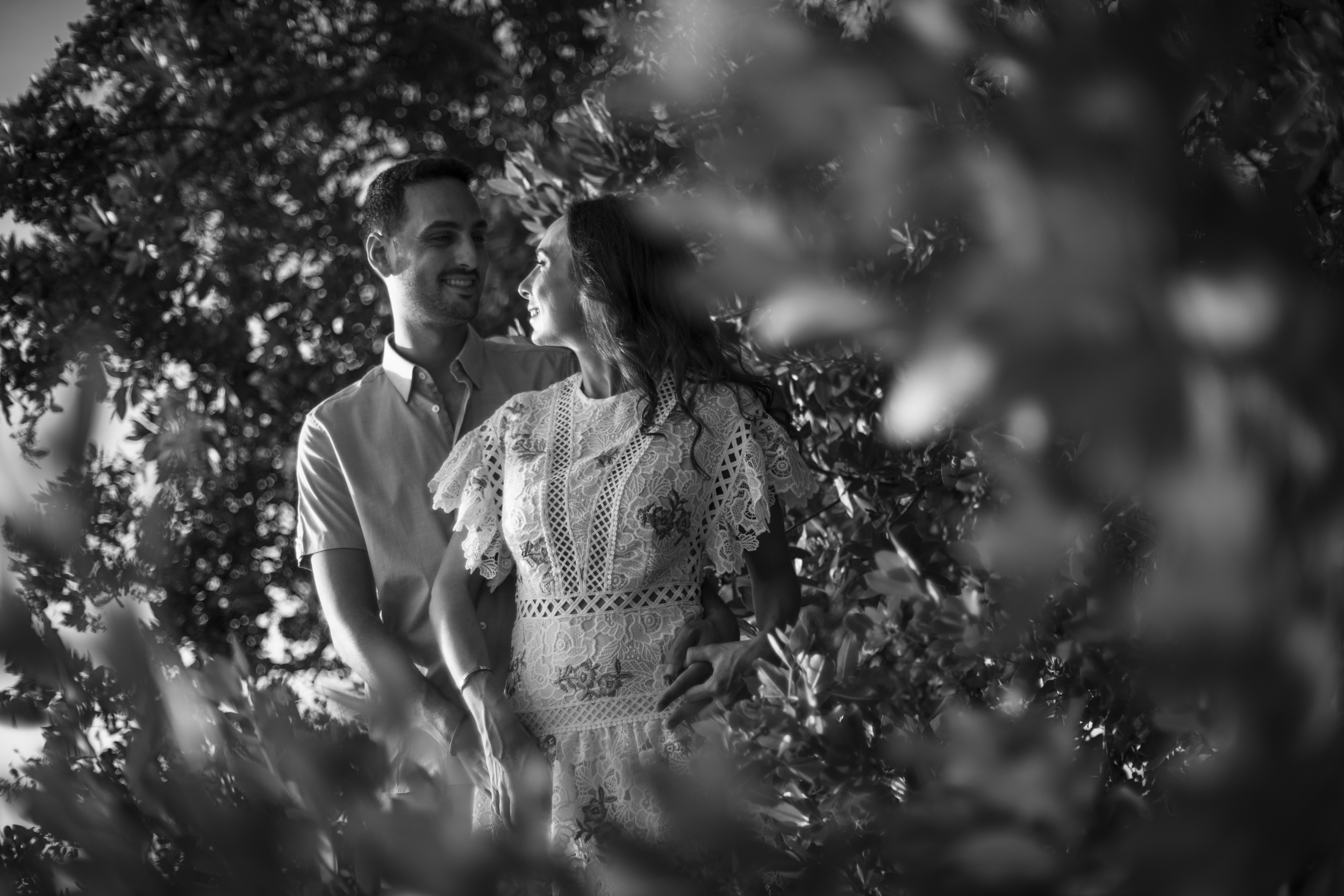 Retratos de compromiso en blanco y negro entre el follaje, Punta Mita