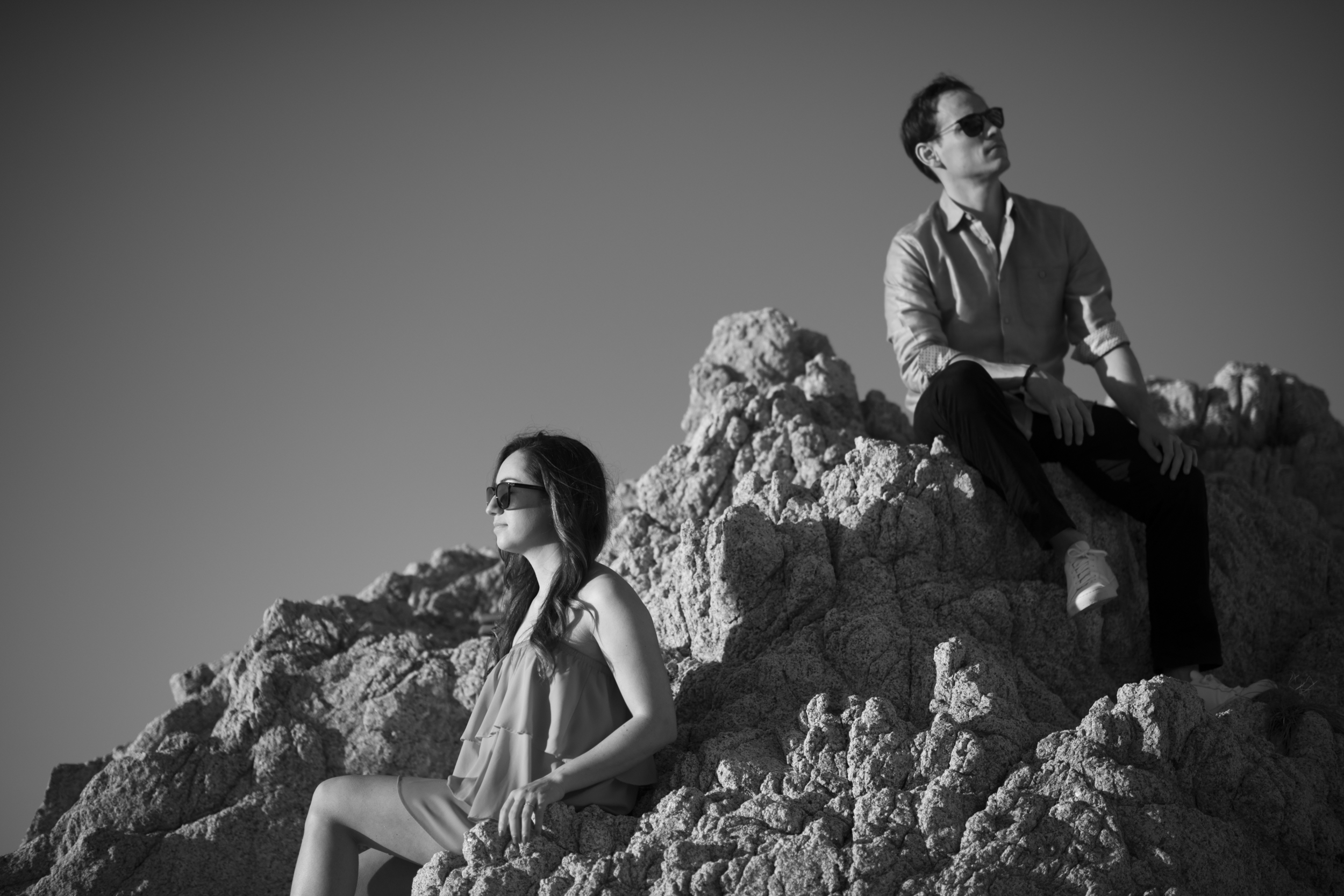 Retratos de compromiso en blanco y negro en las rocas, Puerto Vallarta