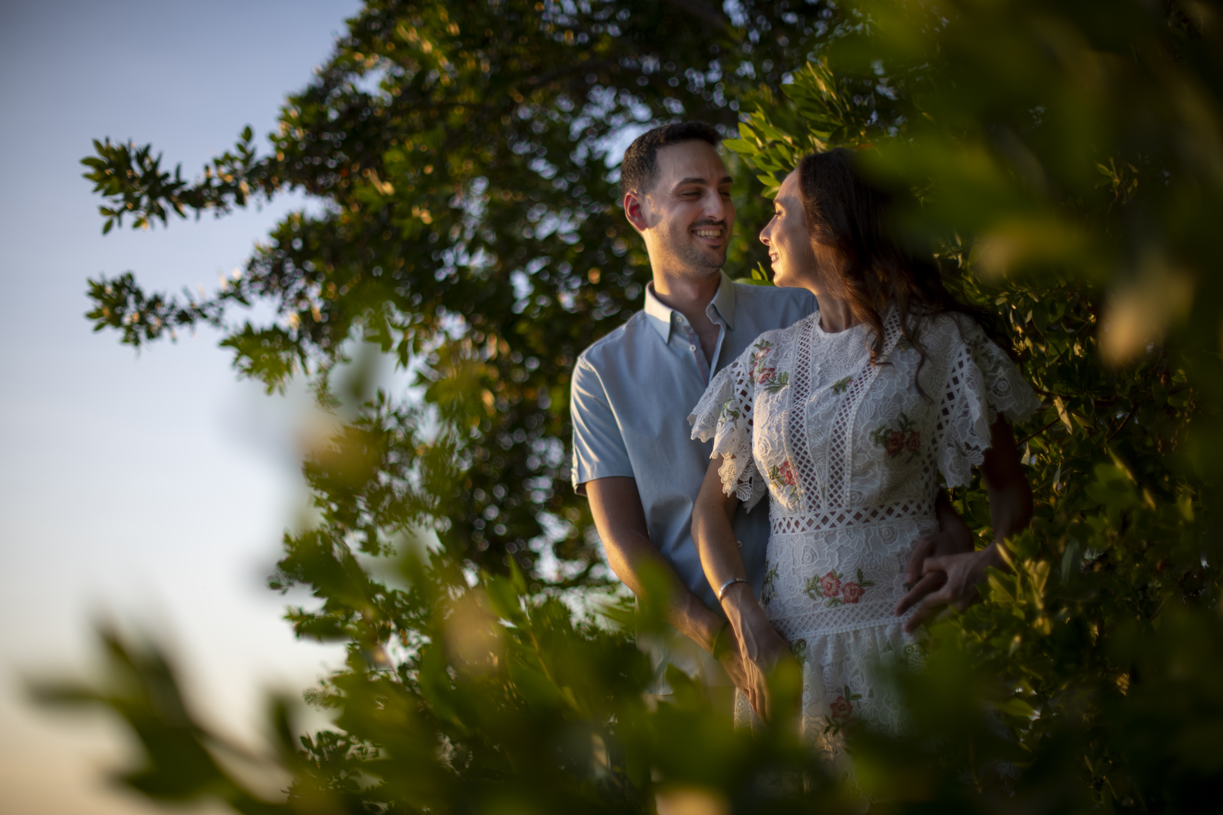 Retratos de compromiso a la hora dorada en un jardín, Punta Mita
