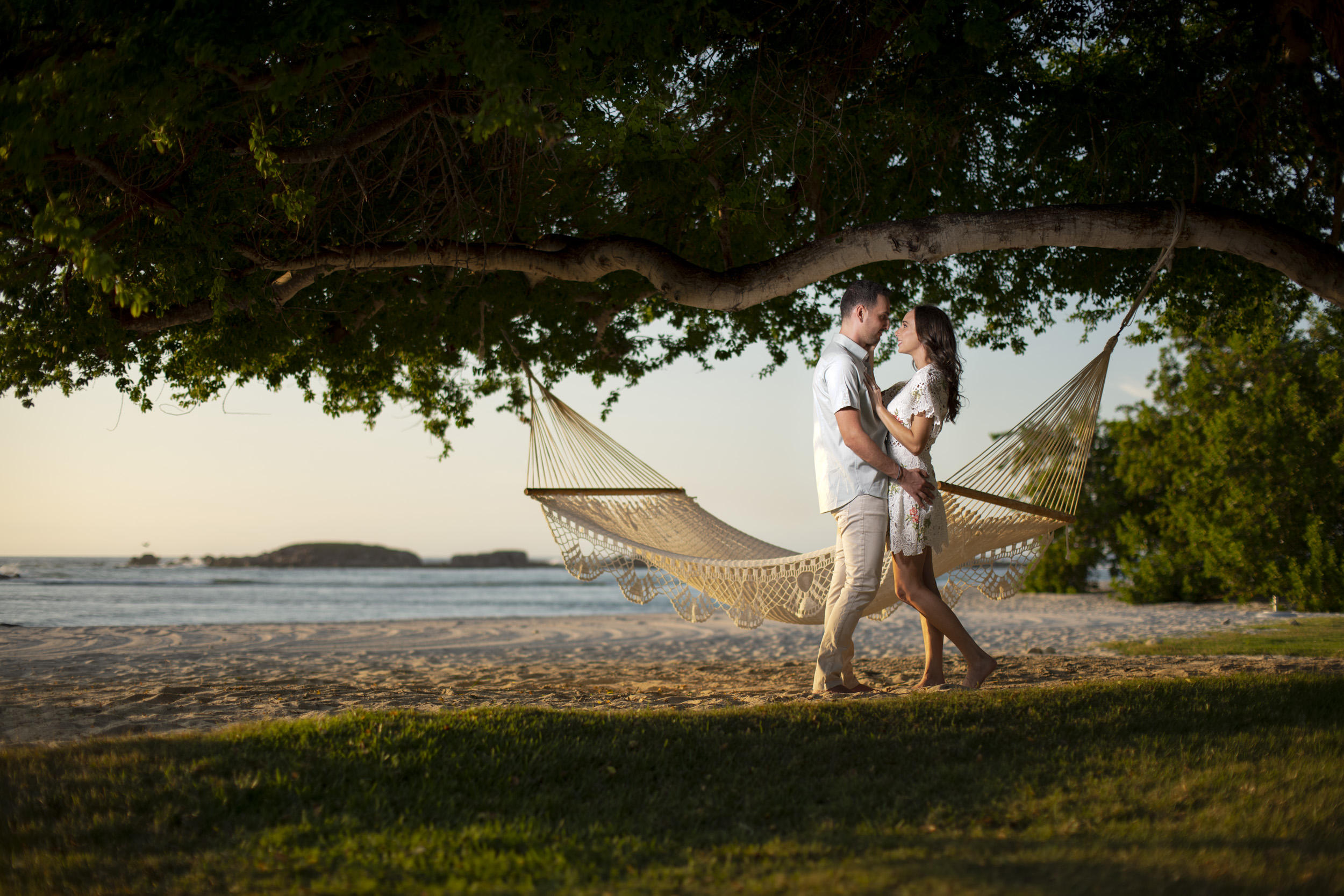Sesión de compromiso junto a una hamaca en la playa, Punta Mita