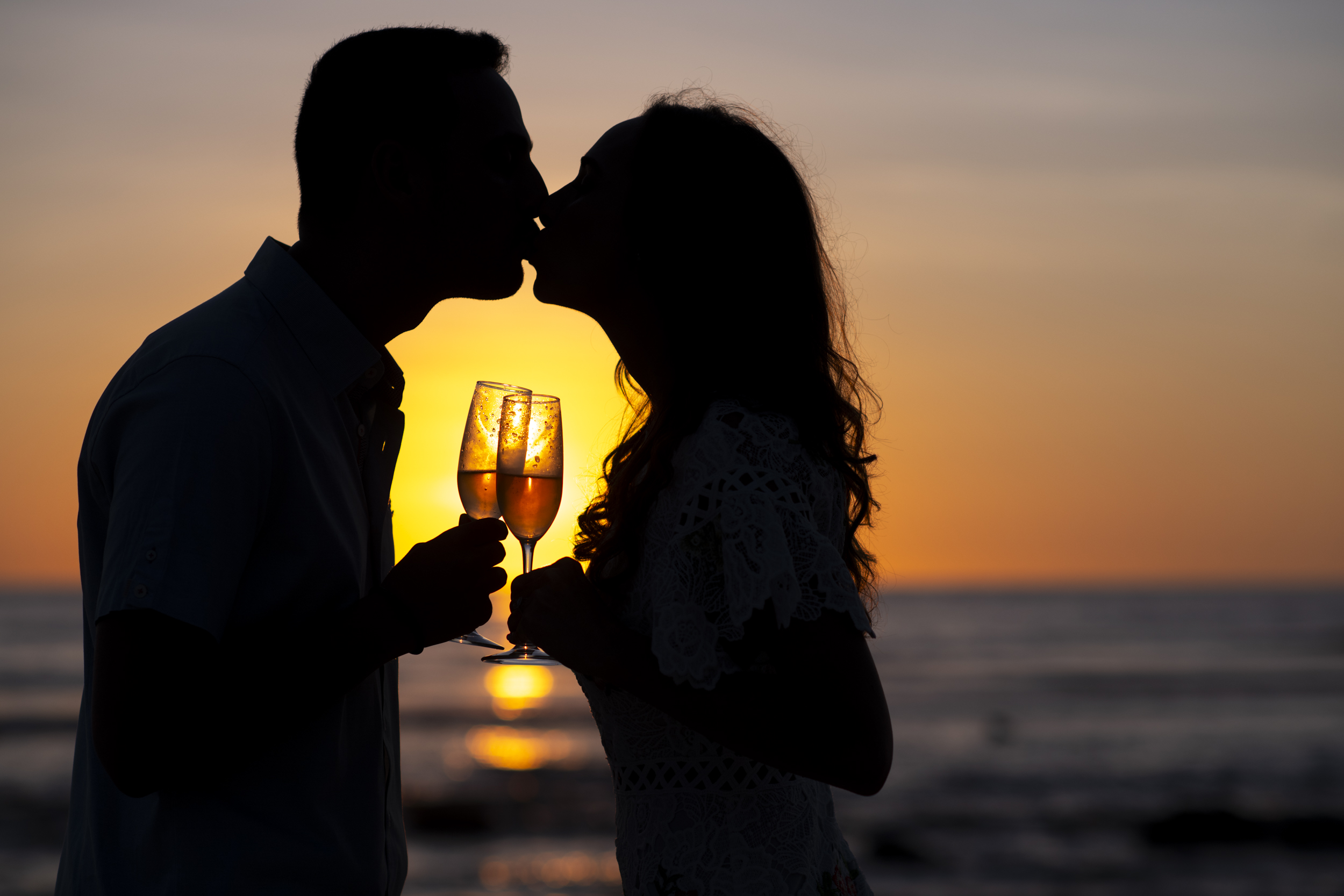 Beso al atardecer con copas de champán, Bahía de Banderas