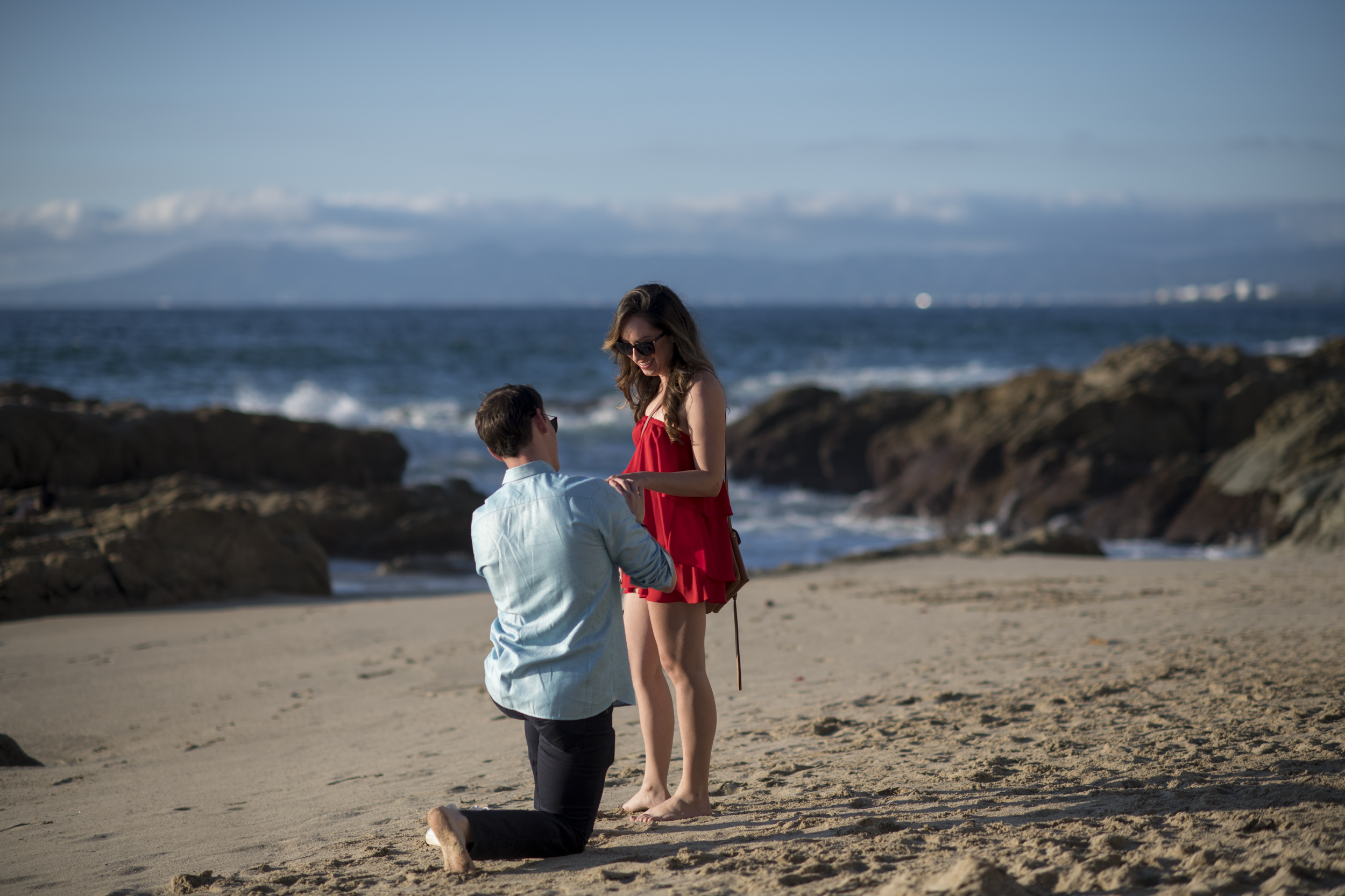 Propuesta de matrimonio sorpresa de rodillas en una playa de Puerto Vallarta