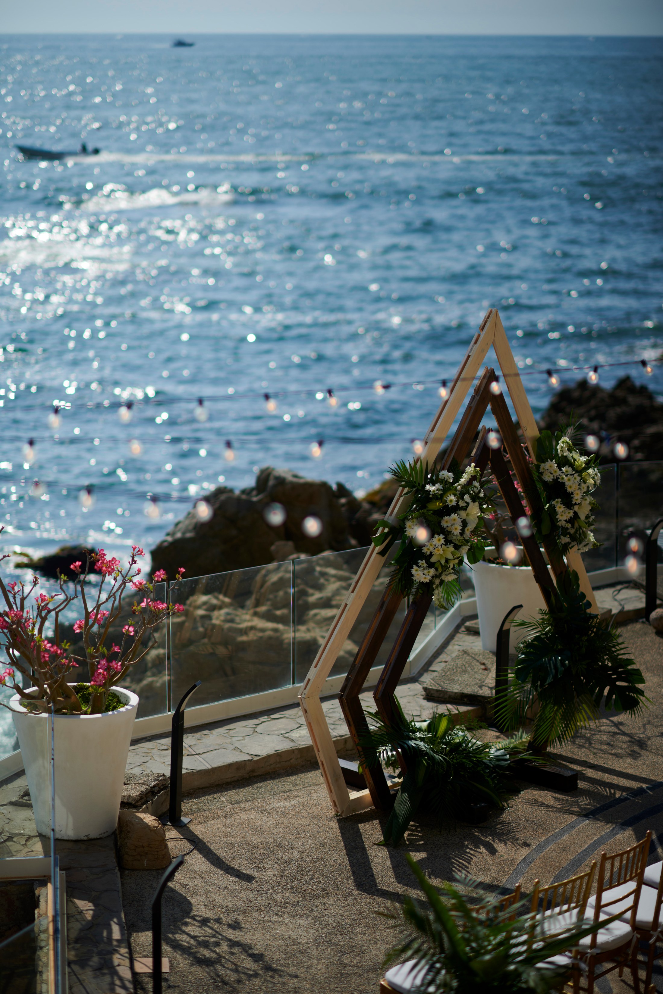 Decoración y flores de boda en una villa frente al mar en Puerto Vallarta — Anthony & Farzad — foto 1