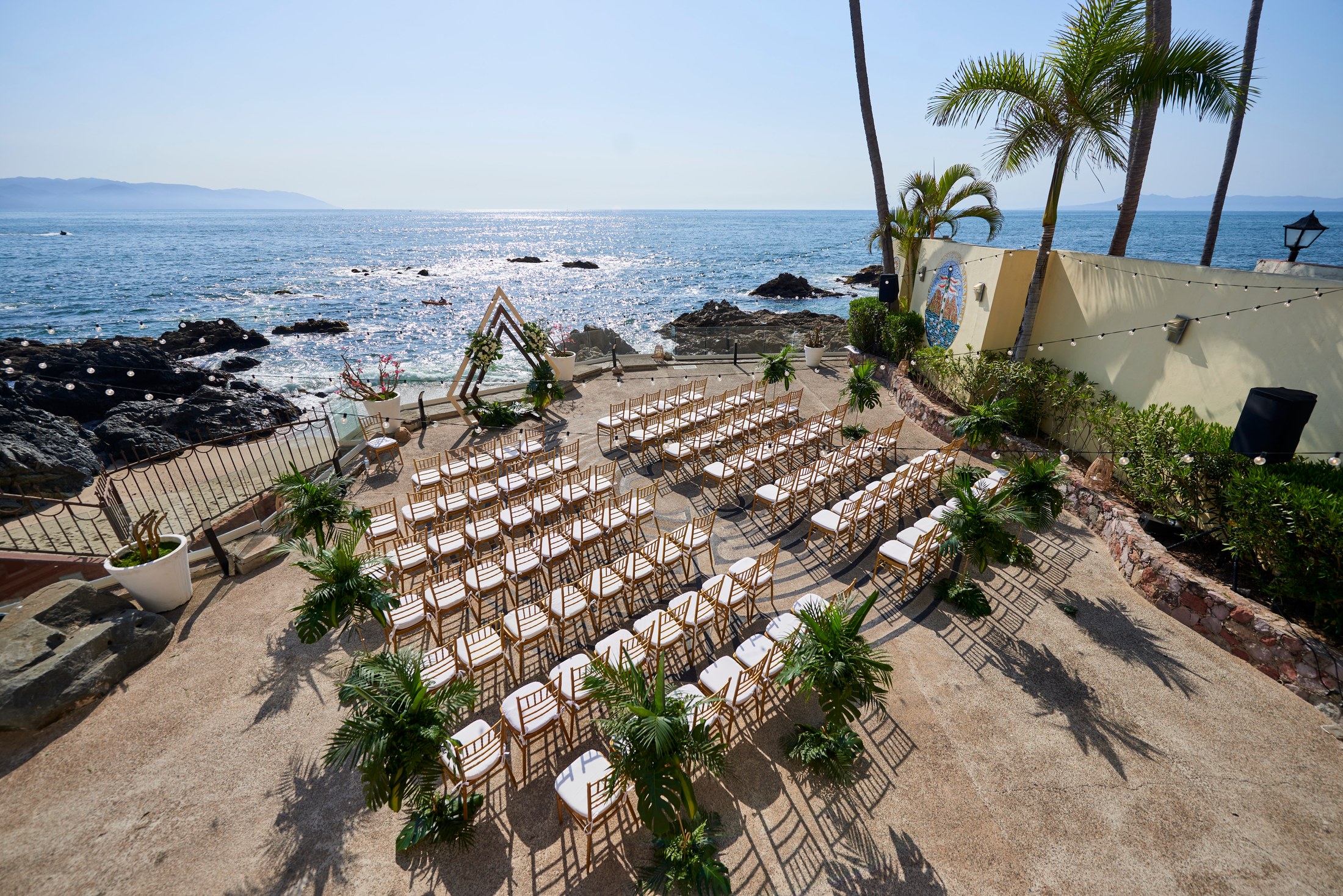 Decoración y flores de boda en una villa frente al mar en Puerto Vallarta — Anthony & Farzad — foto 2