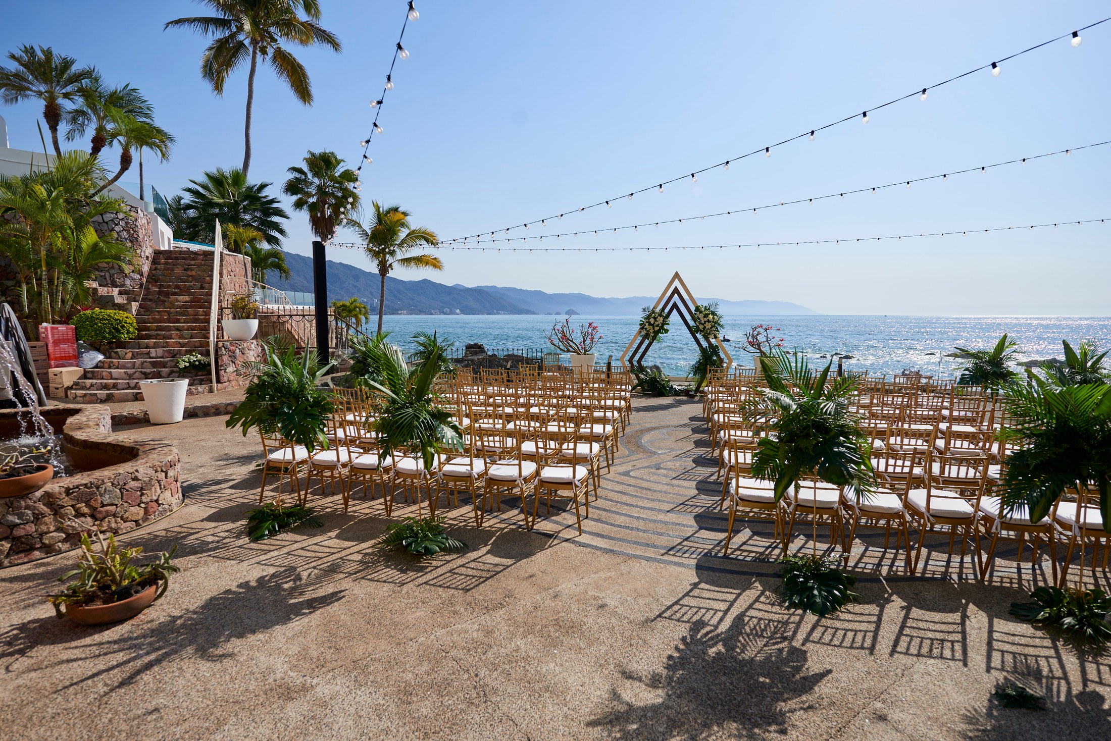 Decoración y flores de boda en una villa frente al mar en Puerto Vallarta — Anthony & Farzad — foto 3
