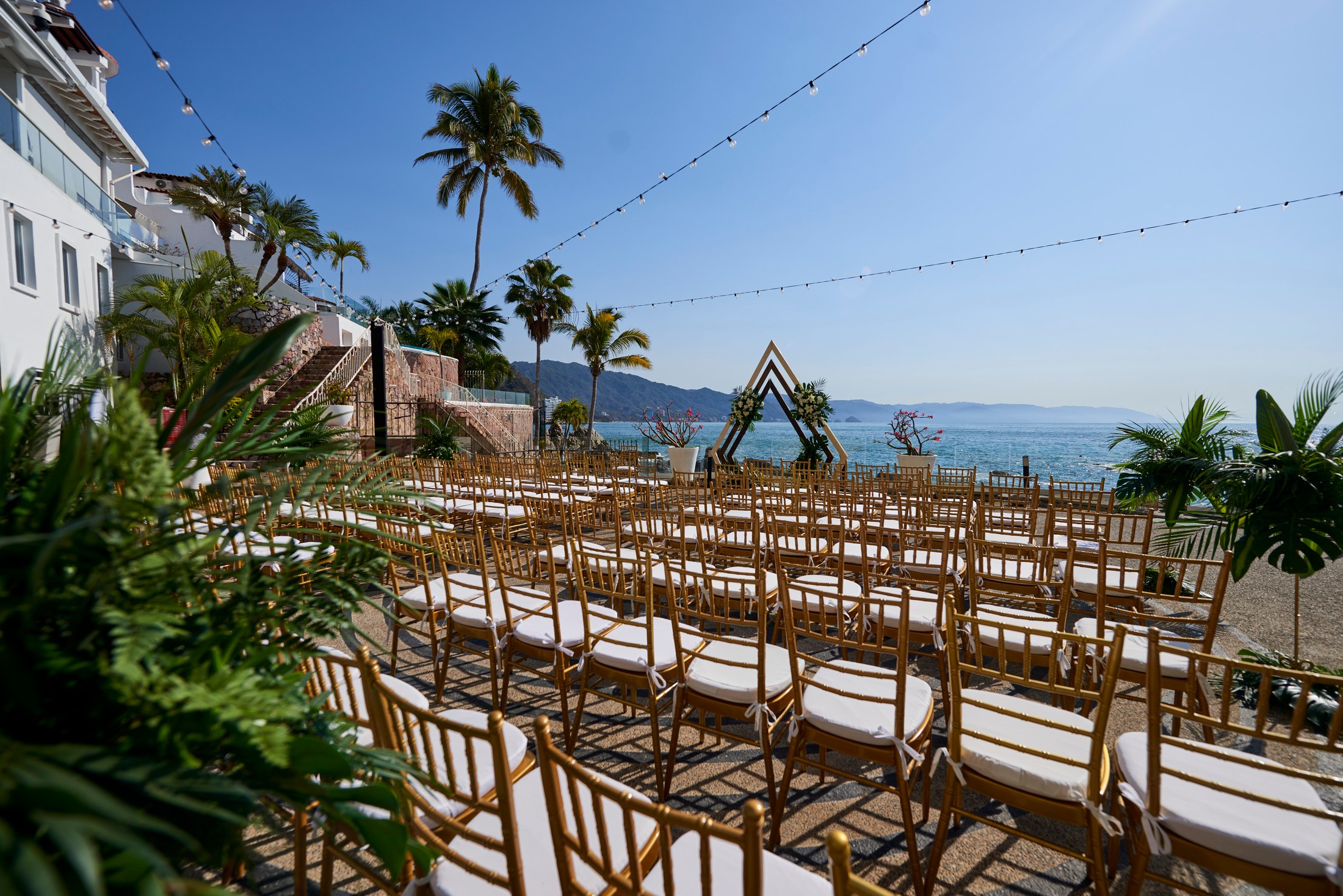 Decoración y flores de boda en una villa frente al mar en Puerto Vallarta — Anthony & Farzad — foto 4