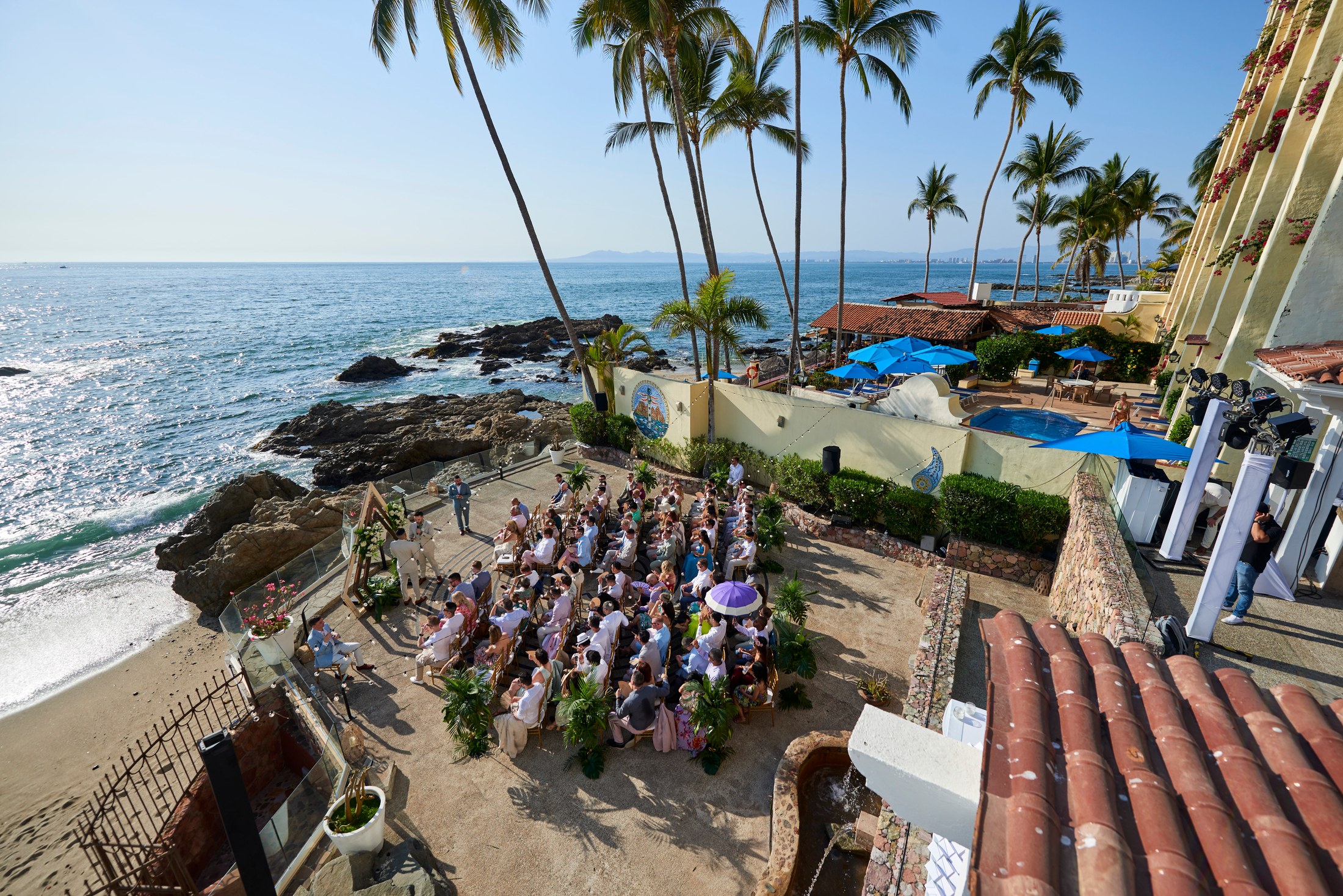 Decoración y flores de boda en una villa frente al mar en Puerto Vallarta — Anthony & Farzad — foto 5