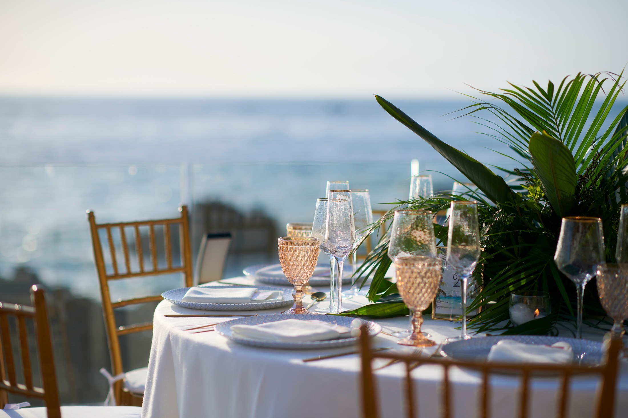 Decoración y flores de boda en una villa frente al mar en Puerto Vallarta — Anthony & Farzad — foto 7