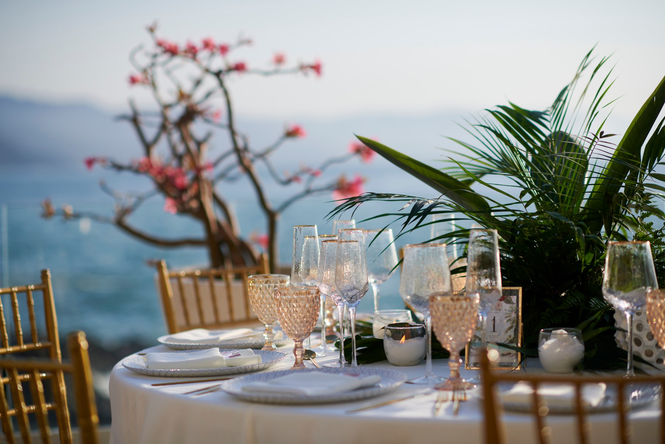 Decoración y flores de boda en una villa frente al mar en Puerto Vallarta — Anthony & Farzad — foto 10