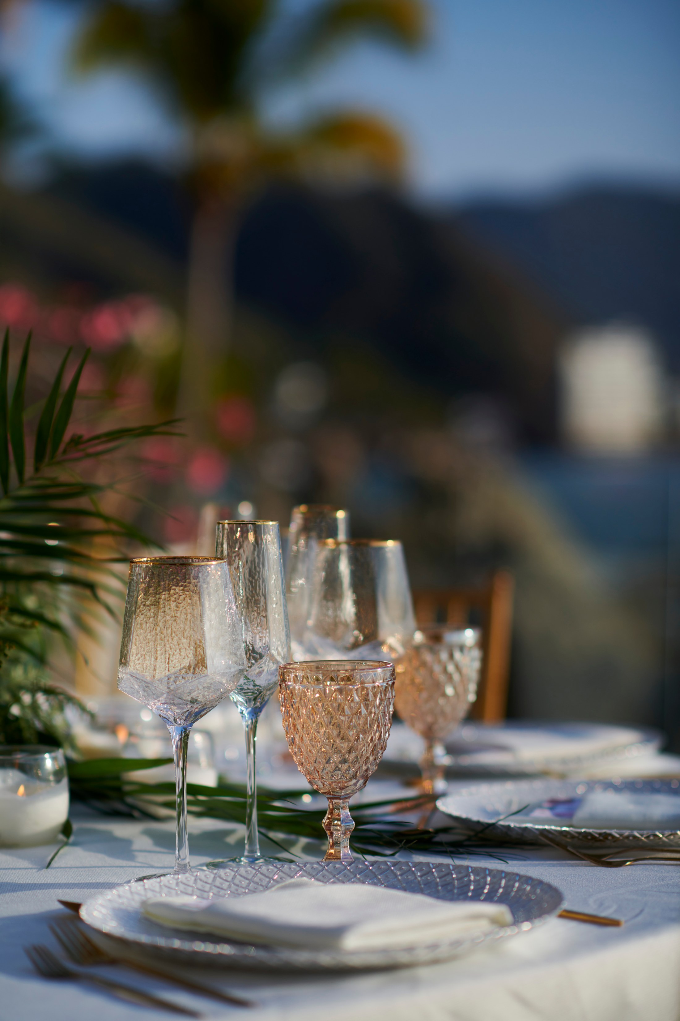 Decoración y flores de boda en una villa frente al mar en Puerto Vallarta — Anthony & Farzad — foto 11