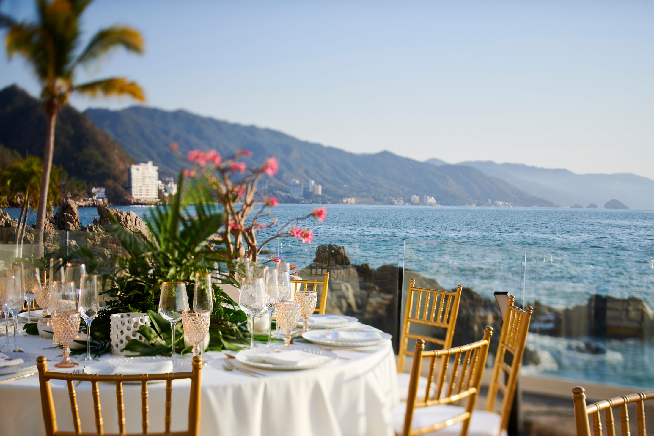 Decoración y flores de boda en una villa frente al mar en Puerto Vallarta — Anthony & Farzad — foto 12