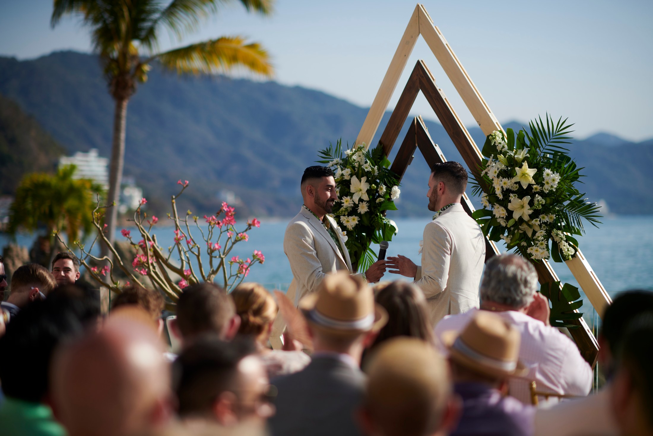 Ceremonia de boda entre hombres en una villa frente al mar en Puerto Vallarta — Anthony & Farzad — foto 88