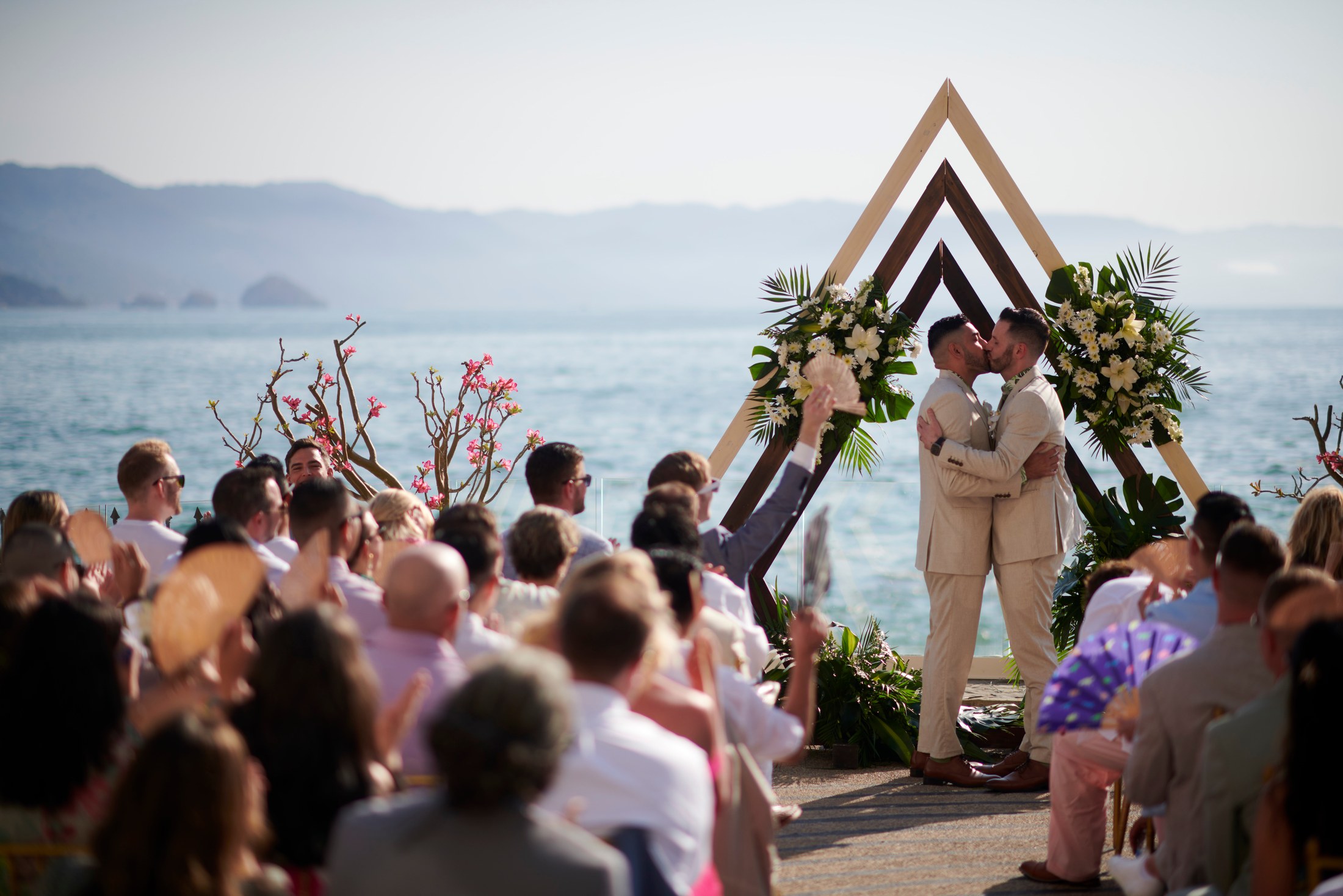 Ceremonia de boda entre hombres en una villa frente al mar en Puerto Vallarta — Anthony & Farzad — foto 96