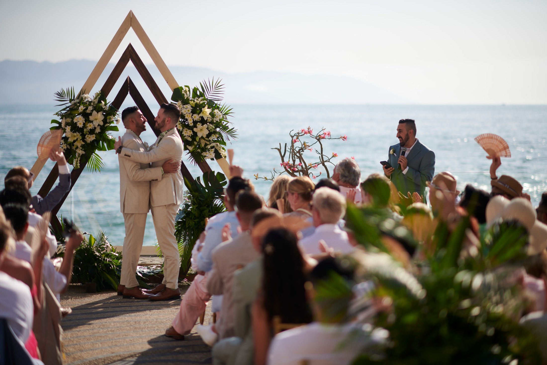 Ceremonia de boda entre hombres en una villa frente al mar en Puerto Vallarta — Anthony & Farzad — foto 97