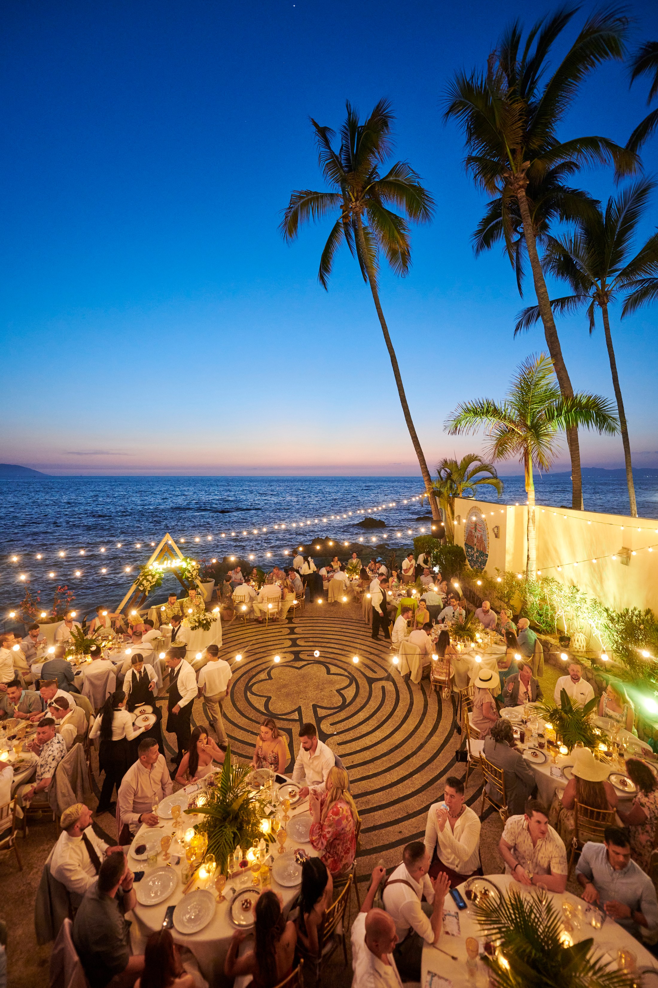 Fiesta de boda LGBTQ+ sobre el Pacífico en Puerto Vallarta — Anthony & Farzad — foto 8