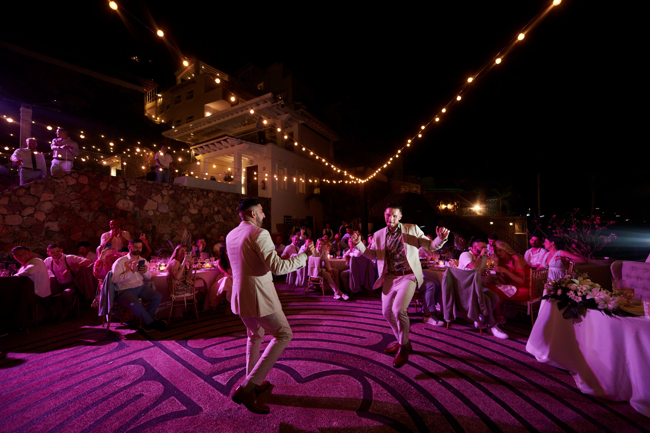 Fiesta de boda LGBTQ+ sobre el Pacífico en Puerto Vallarta — Anthony & Farzad — foto 24