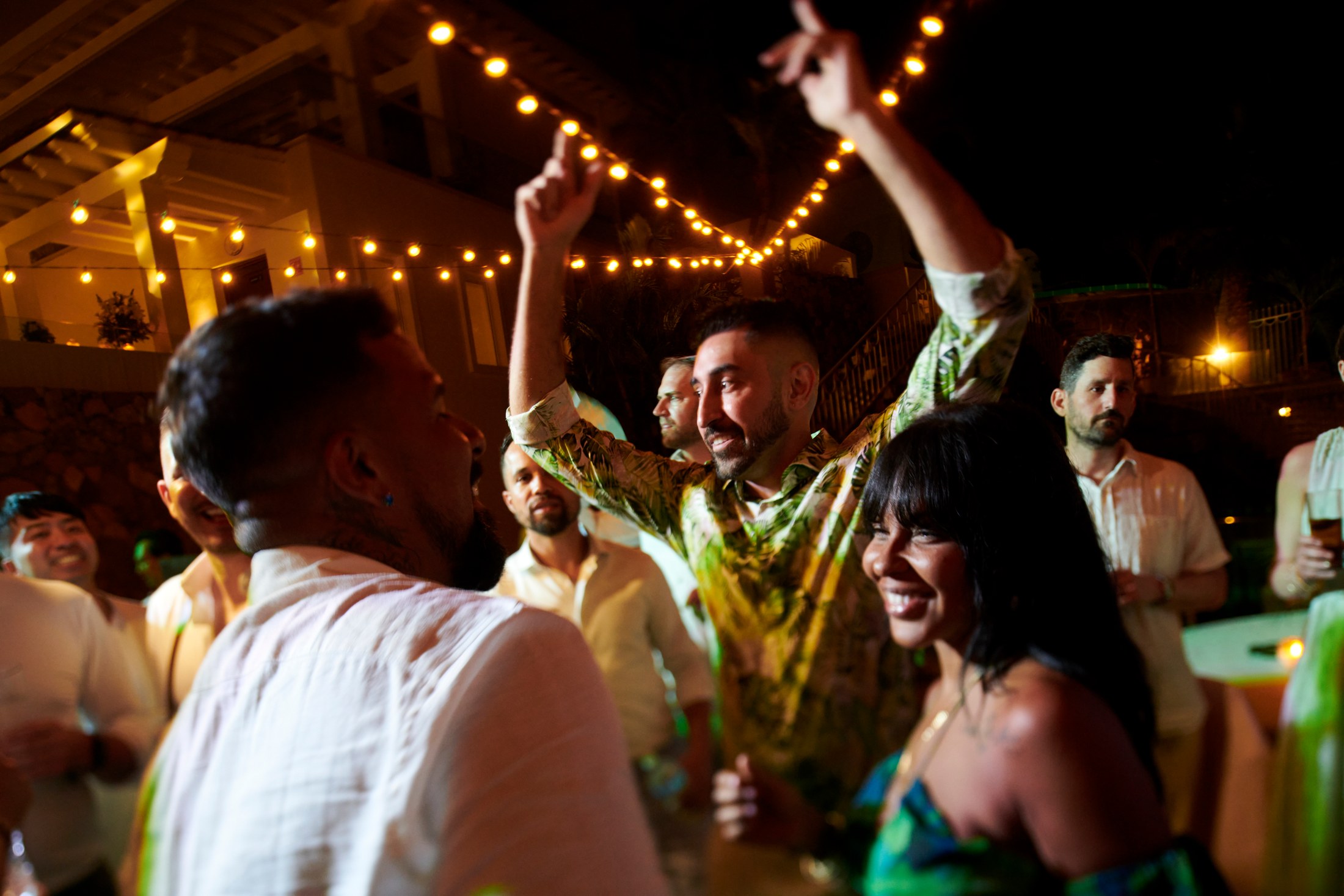 Fiesta de boda LGBTQ+ sobre el Pacífico en Puerto Vallarta — Anthony & Farzad — foto 60