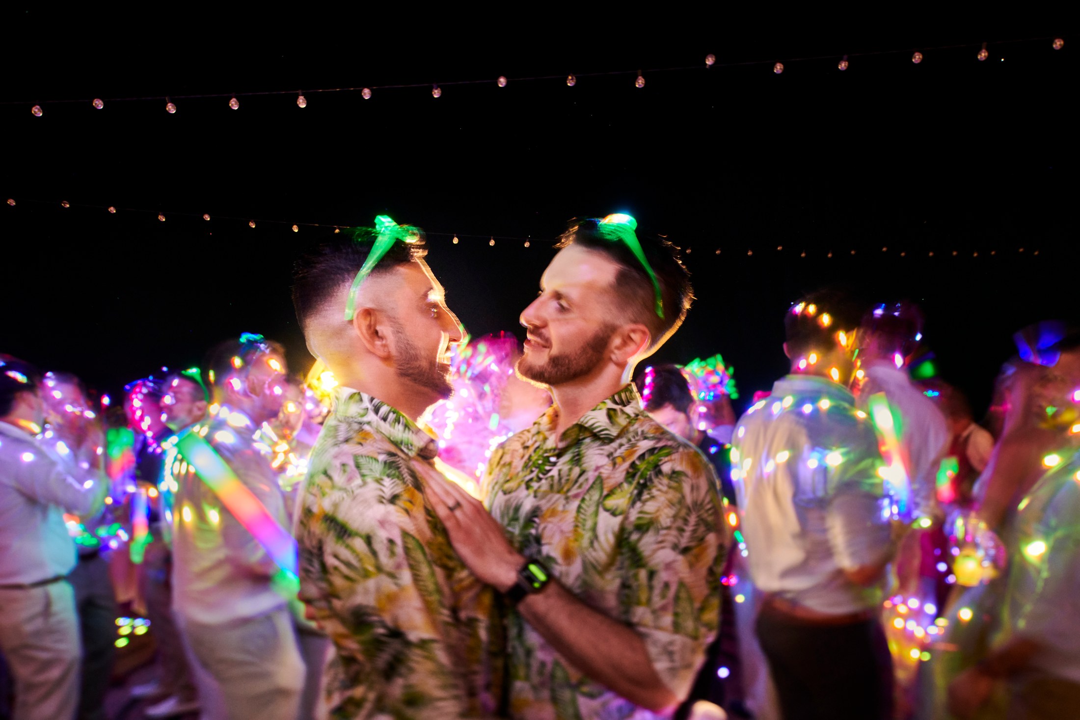 Fiesta de boda LGBTQ+ sobre el Pacífico en Puerto Vallarta — Anthony & Farzad — foto 106