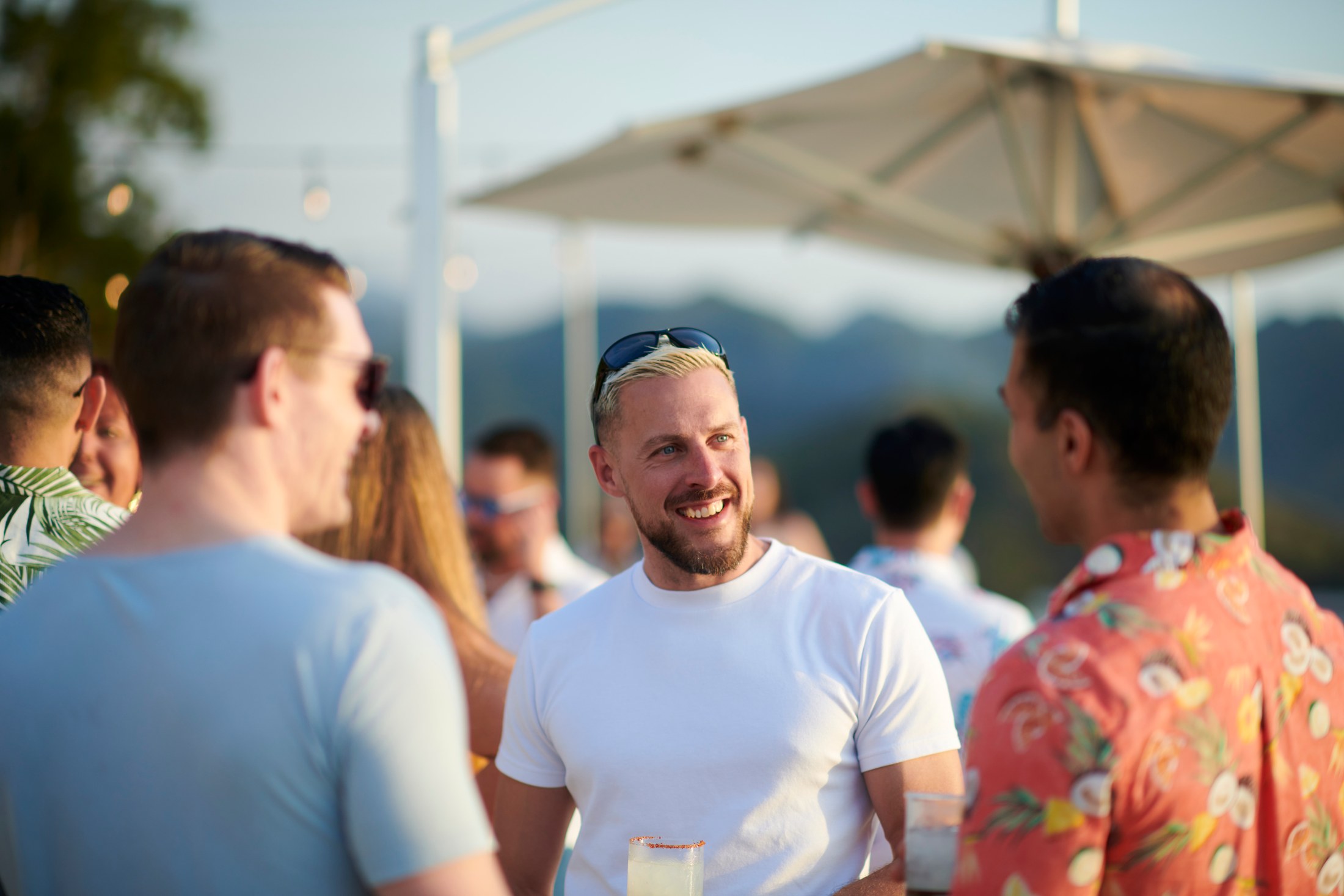 Fiesta de bienvenida de una boda LGBTQ+ sobre la bahía de Banderas, Puerto Vallarta — Anthony & Farzad — foto 6