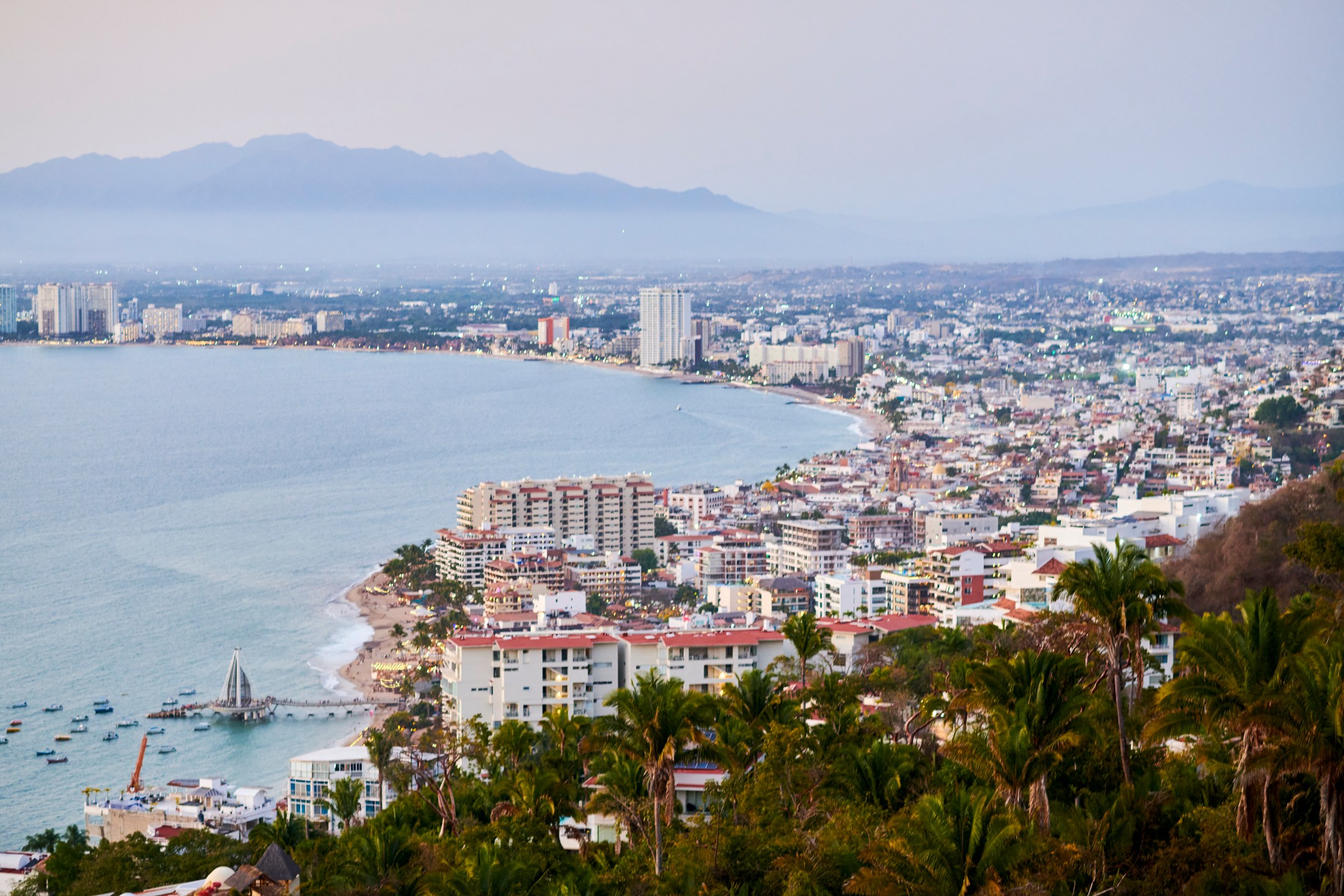 Fiesta de bienvenida de una boda LGBTQ+ sobre la bahía de Banderas, Puerto Vallarta — Anthony & Farzad — foto 45