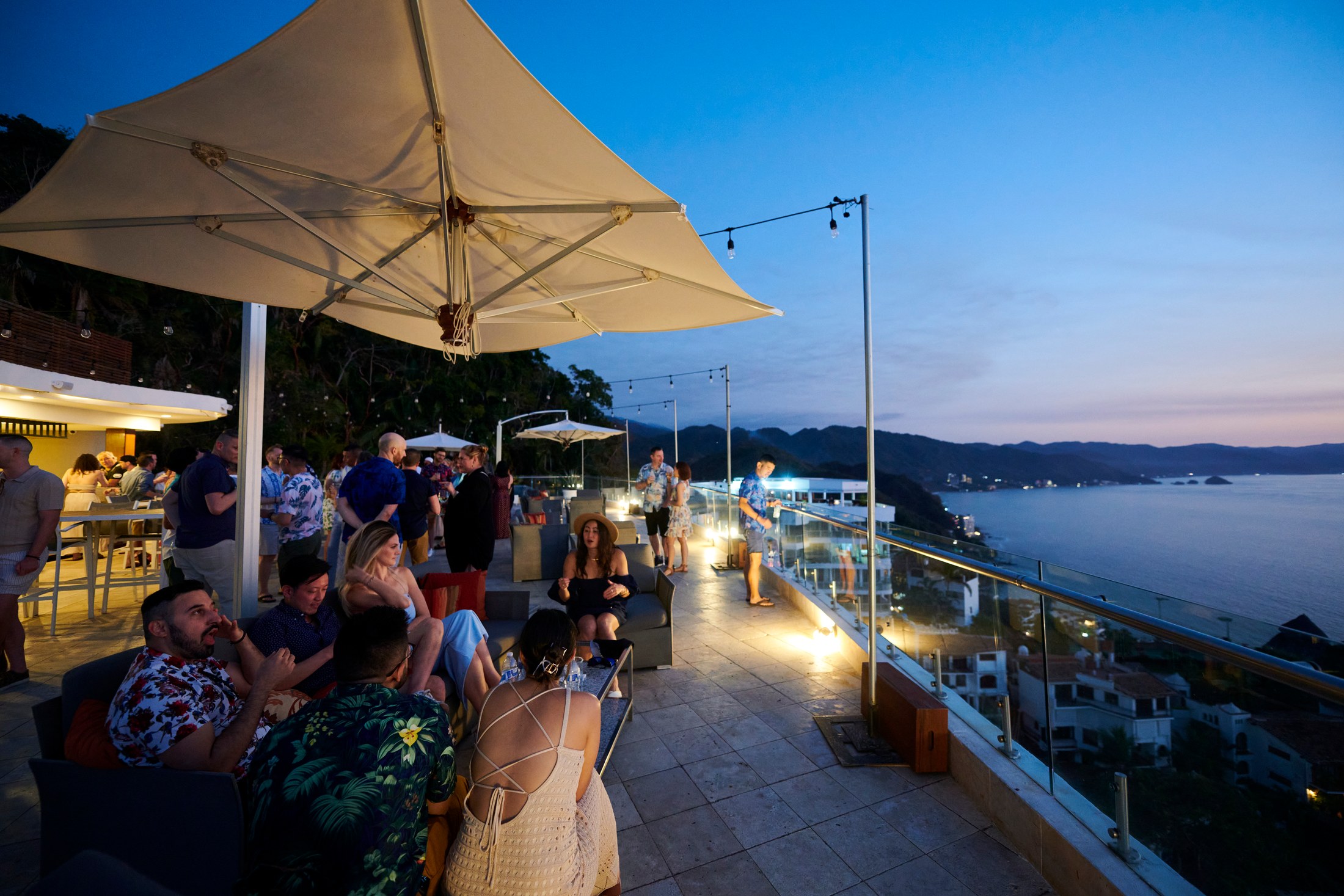 Fiesta de bienvenida de una boda LGBTQ+ sobre la bahía de Banderas, Puerto Vallarta — Anthony & Farzad — foto 47
