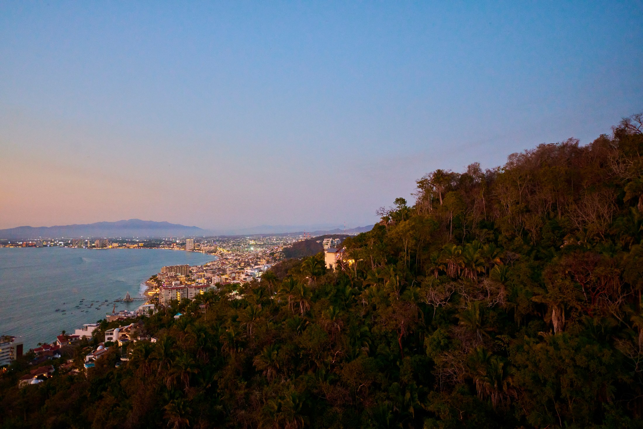 Fiesta de bienvenida de una boda LGBTQ+ sobre la bahía de Banderas, Puerto Vallarta — Anthony & Farzad — foto 48