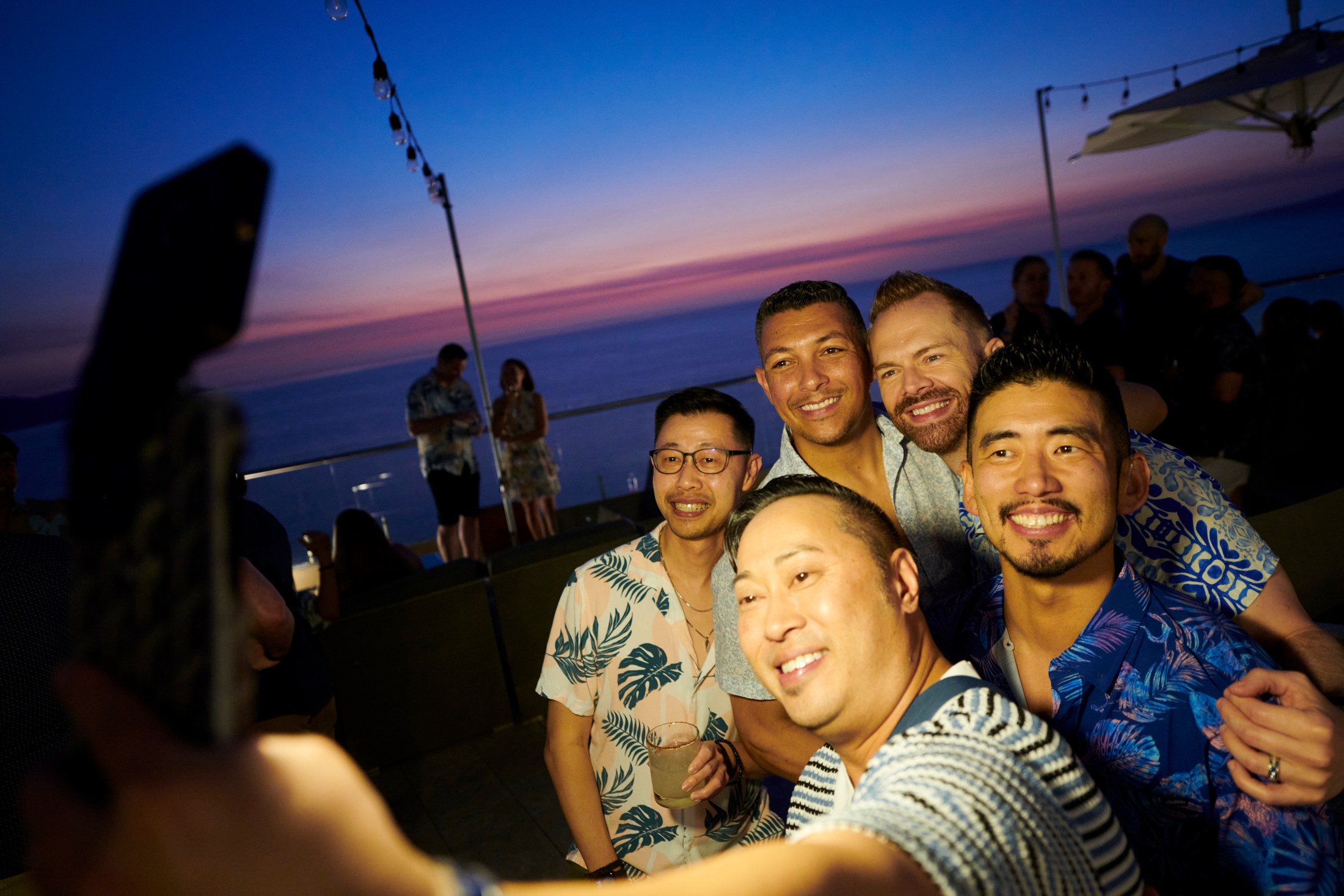 Fiesta de bienvenida de una boda LGBTQ+ sobre la bahía de Banderas, Puerto Vallarta — Anthony & Farzad — foto 49