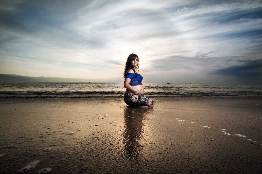Maternity photo session in Puerto Vallarta — pregnancy portrait 7