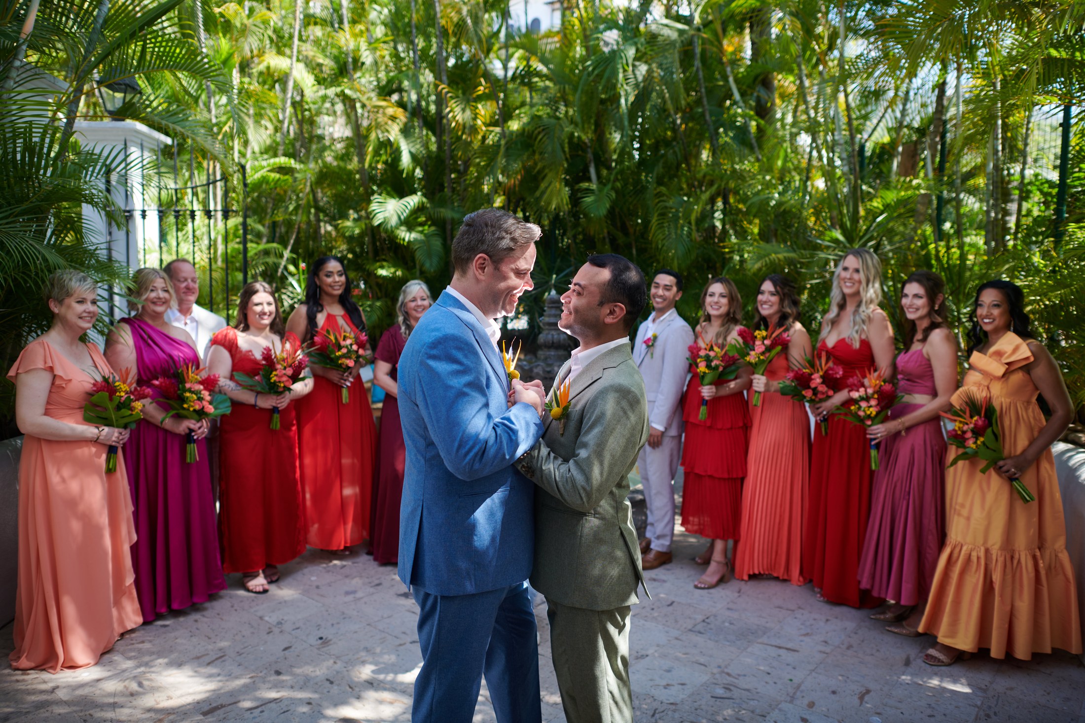 Invités et mariés avant un mariage LGBTQ+ à la Villa La Mansión, Puerto Vallarta — Mario & Keith — photo 4