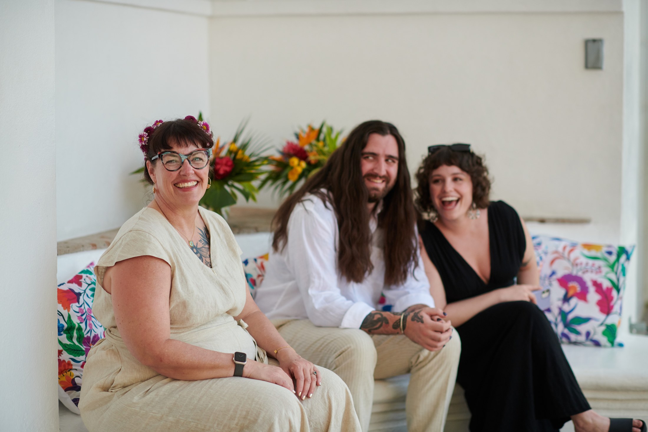 Invités et mariés avant un mariage LGBTQ+ à la Villa La Mansión, Puerto Vallarta — Mario & Keith — photo 13