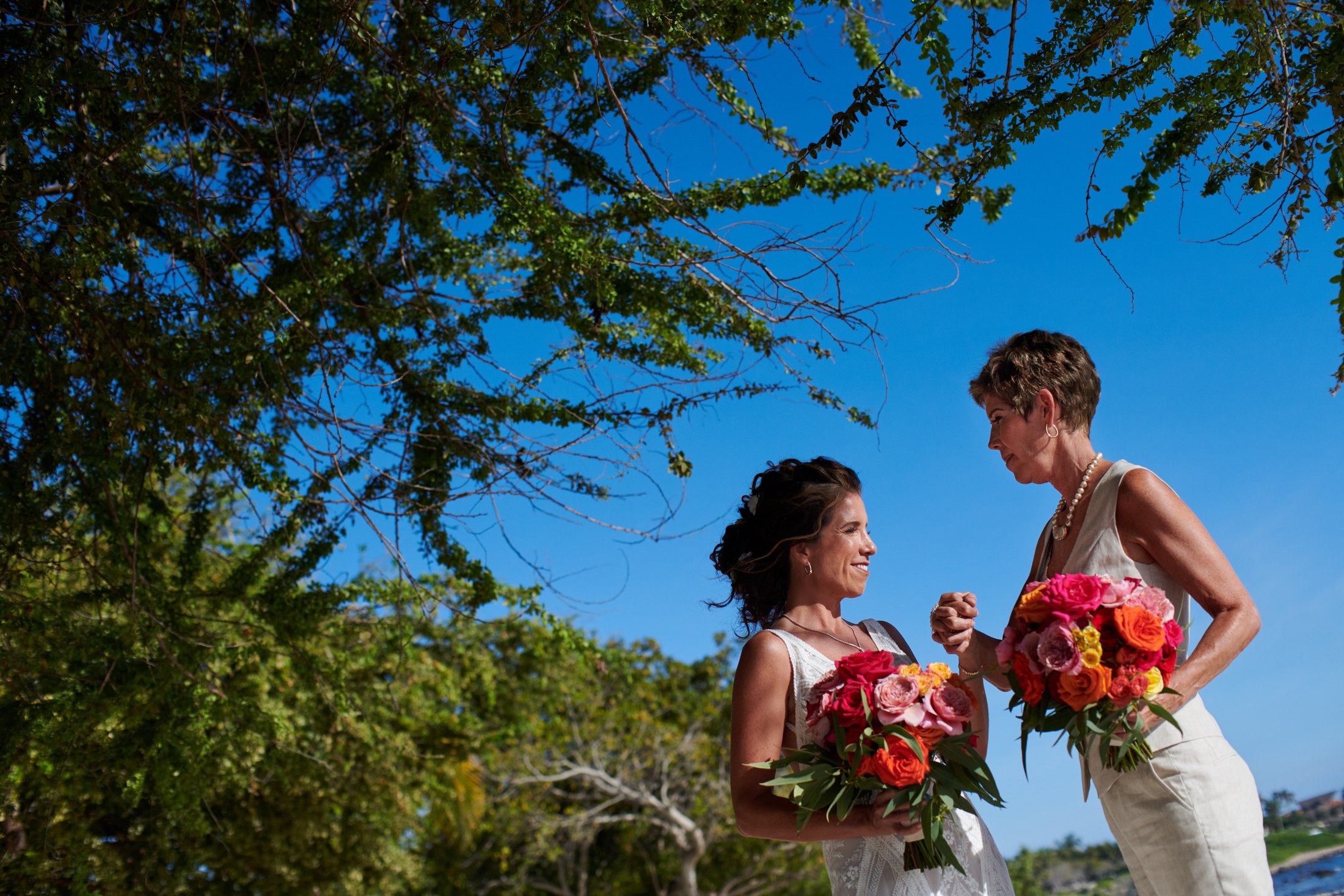Ceremonia de boda entre mujeres en la playa del St. Regis Punta Mita — Michelle & Marina — foto 123