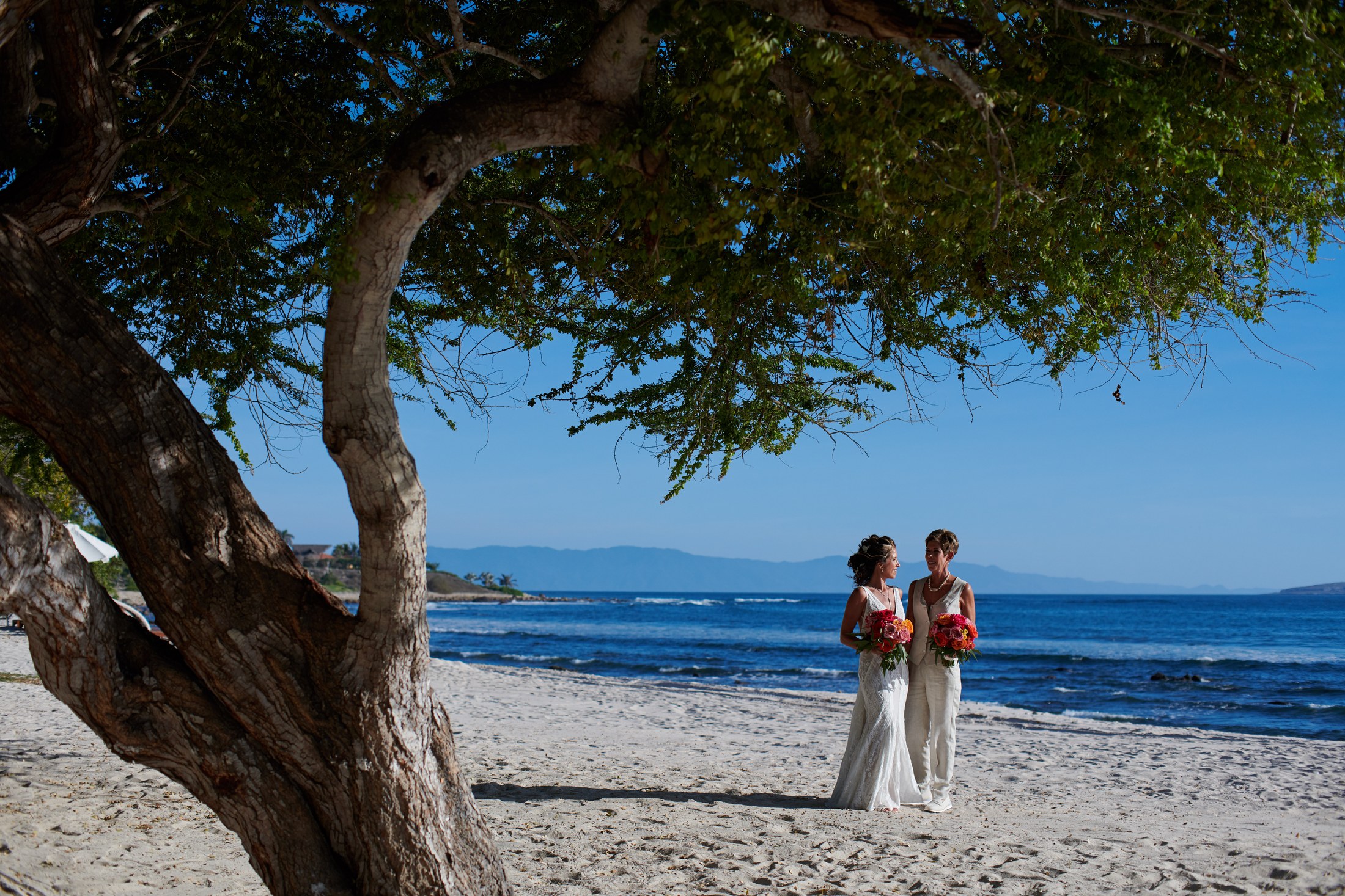 Ceremonia de boda entre mujeres en la playa del St. Regis Punta Mita — Michelle & Marina — foto 124