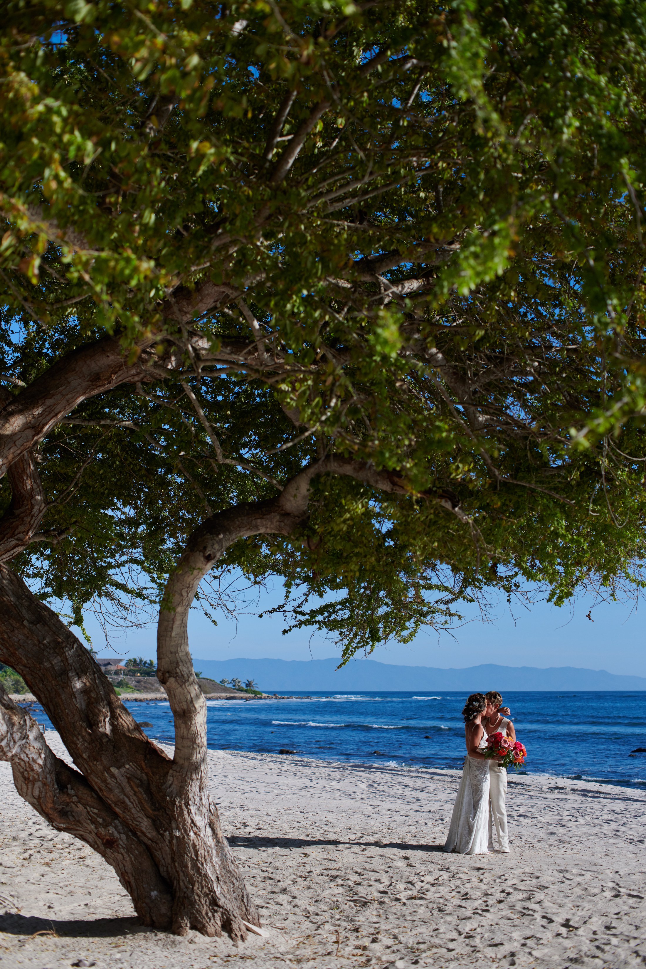 Ceremonia de boda entre mujeres en la playa del St. Regis Punta Mita — Michelle & Marina — foto 125