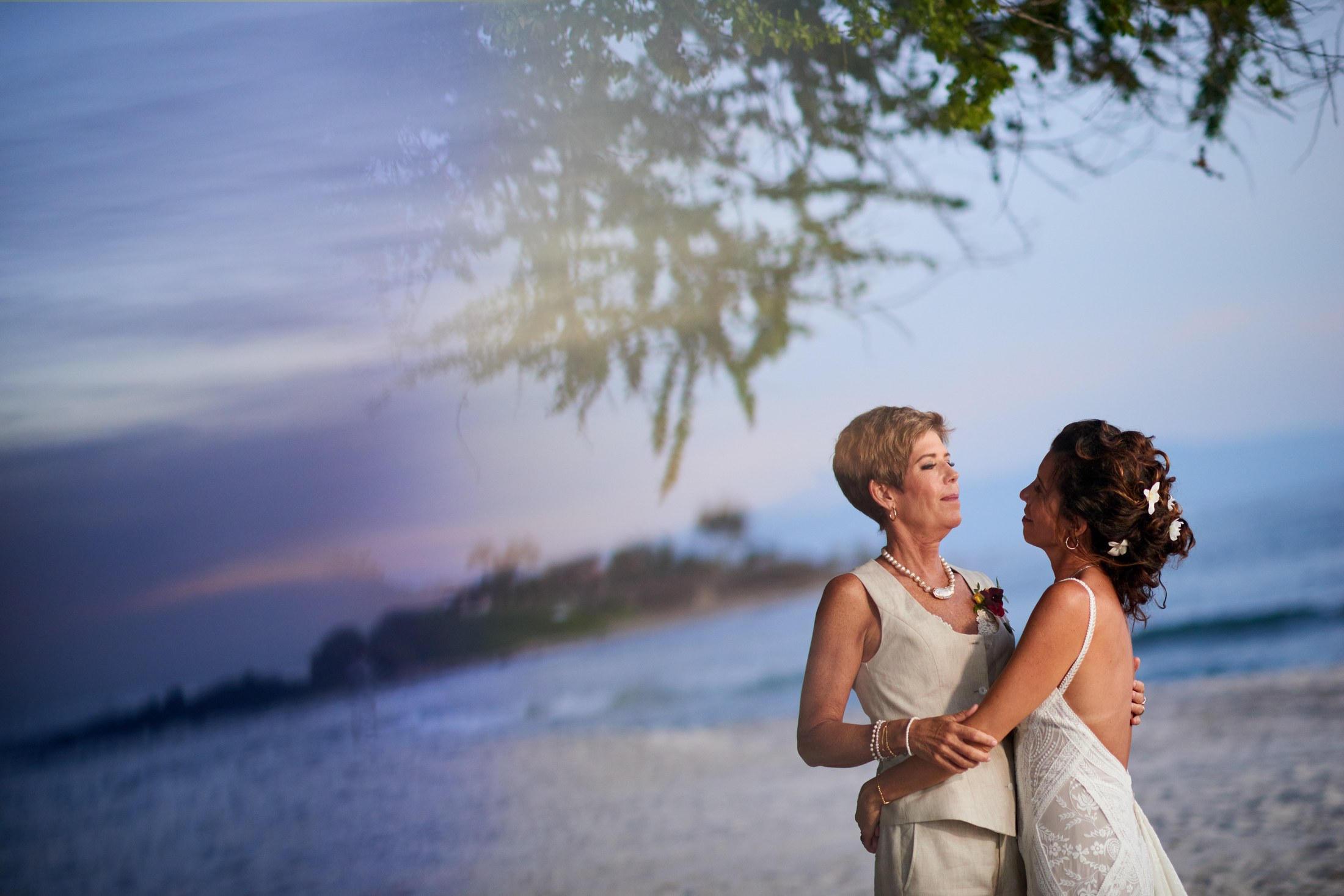 Fiesta de boda LGBTQ+ en el Astor Ballroom, St. Regis Punta Mita — Michelle & Marina — foto 4
