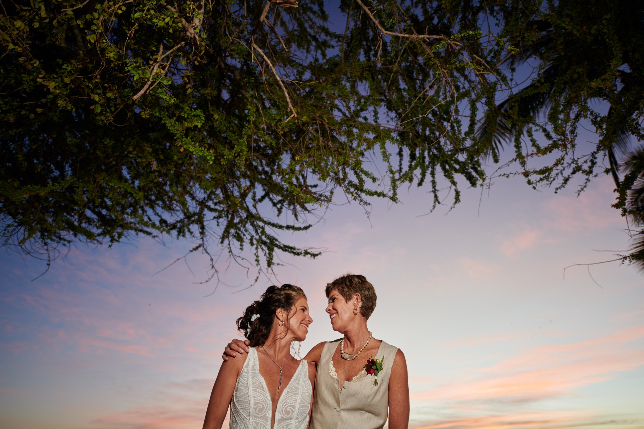 Fiesta de boda LGBTQ+ en el Astor Ballroom, St. Regis Punta Mita — Michelle & Marina — foto 6