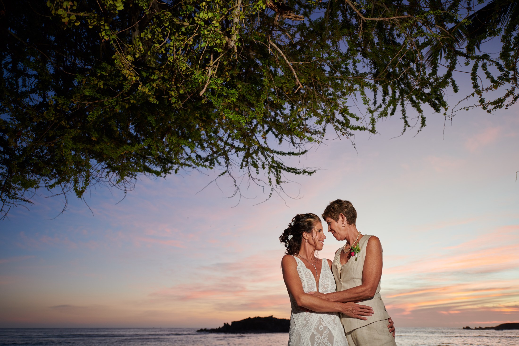 Fiesta de boda LGBTQ+ en el Astor Ballroom, St. Regis Punta Mita — Michelle & Marina — foto 7