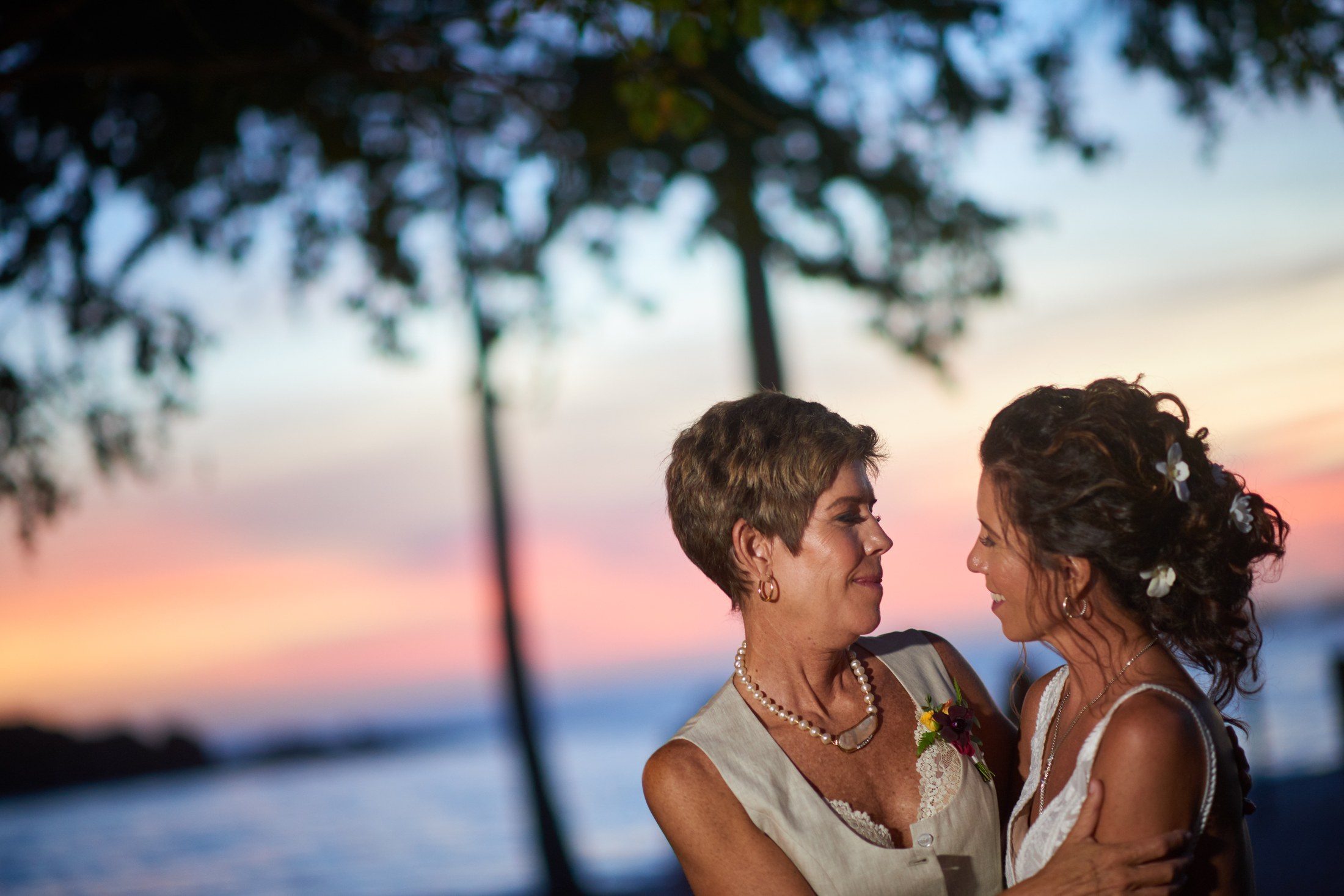 Fiesta de boda LGBTQ+ en el Astor Ballroom, St. Regis Punta Mita — Michelle & Marina — foto 13