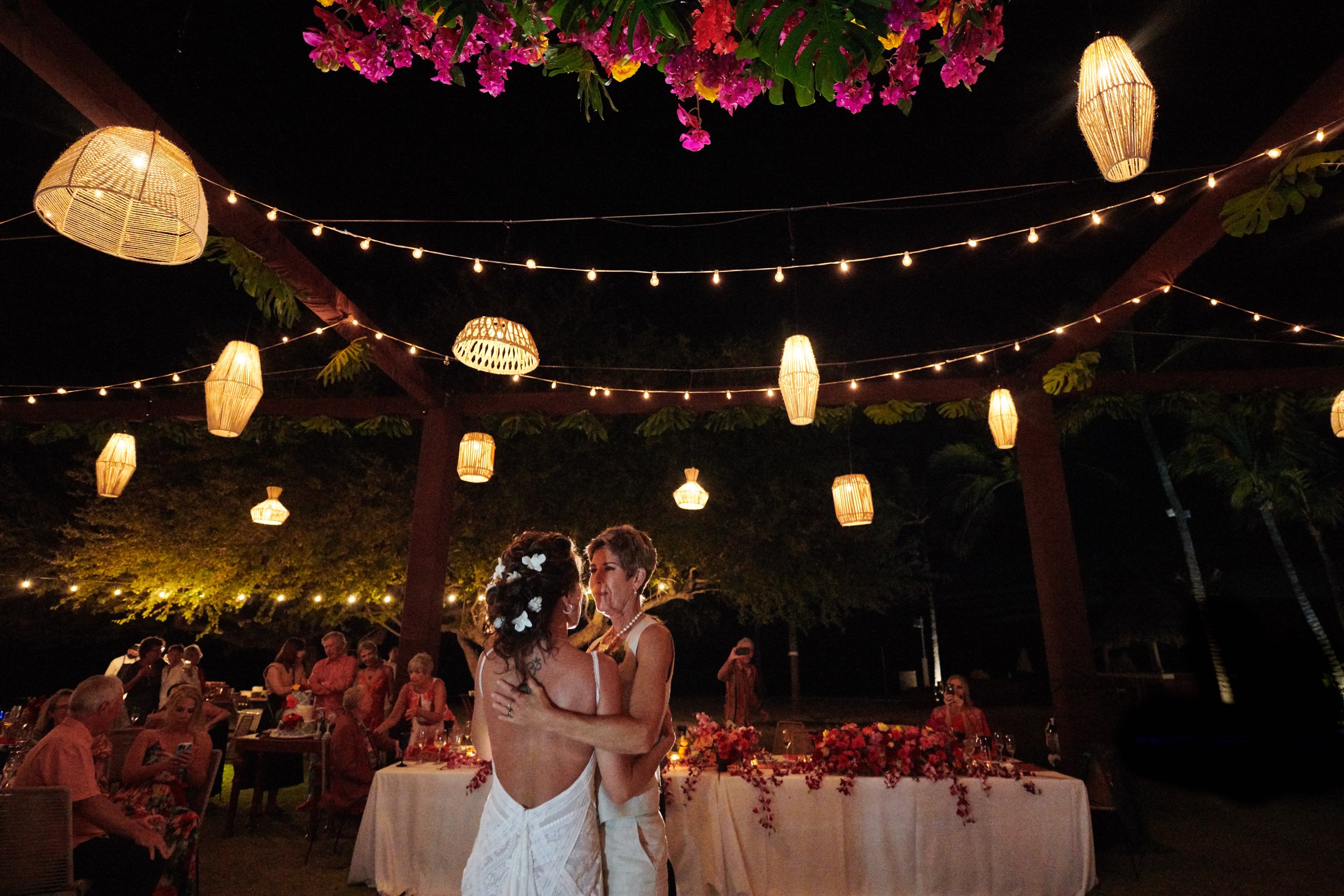 Fiesta de boda LGBTQ+ en el Astor Ballroom, St. Regis Punta Mita — Michelle & Marina — foto 64
