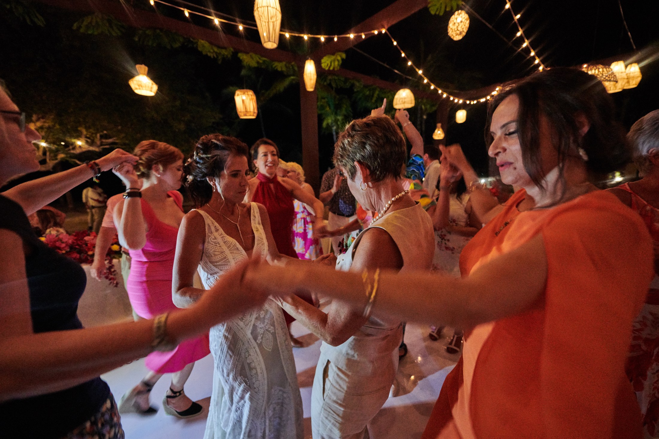 Fiesta de boda LGBTQ+ en el Astor Ballroom, St. Regis Punta Mita — Michelle & Marina — foto 131