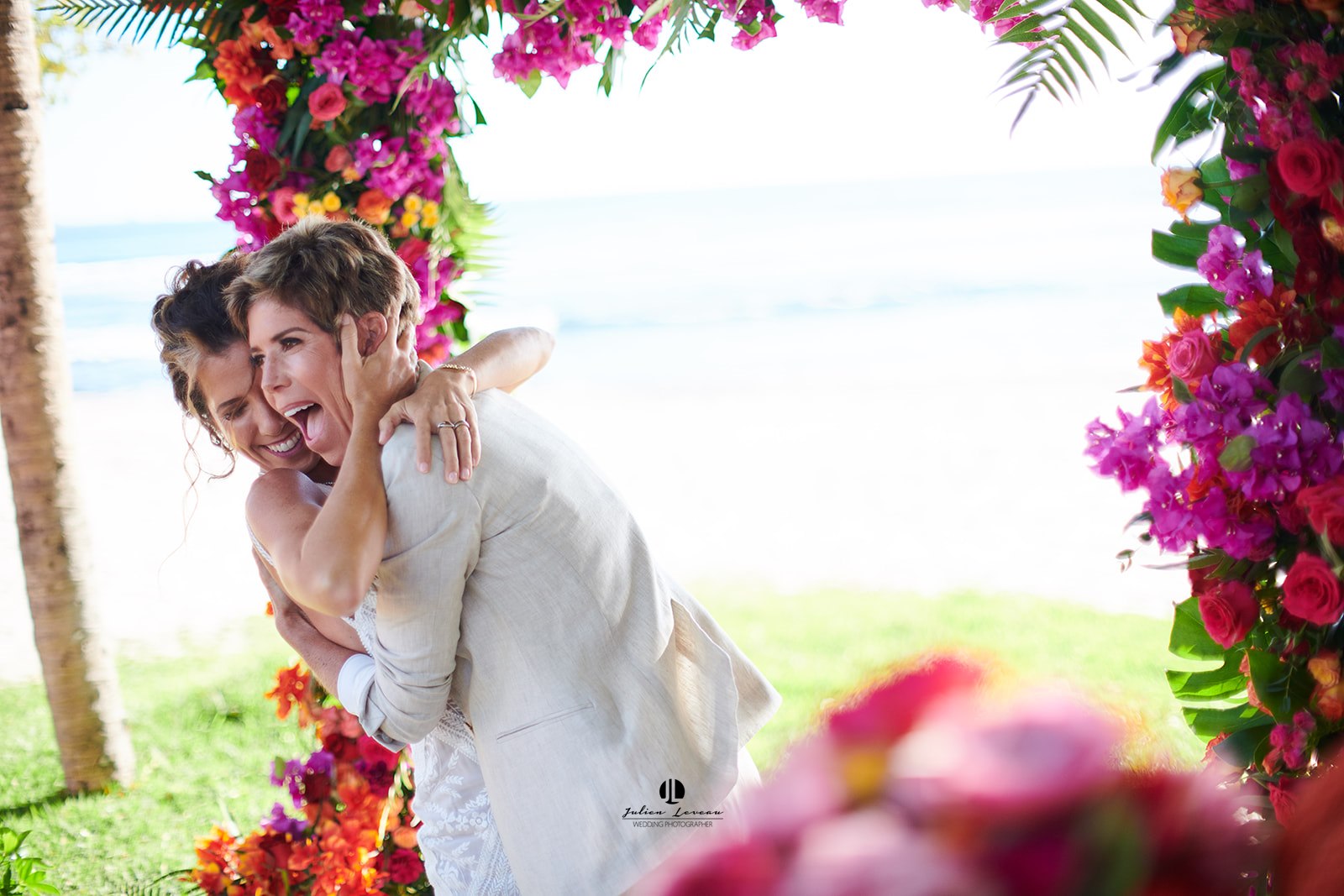 Michelle & Marina — la ceremonia en la playa del St. Regis Punta Mita
