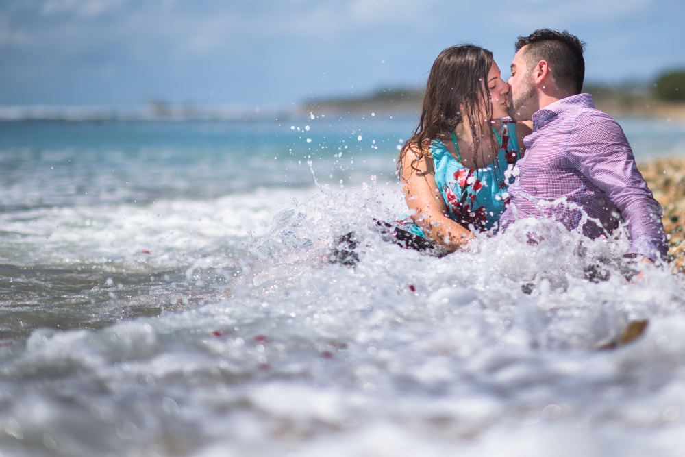 Beso entre las olas durante la sesión de compromiso, Puerto Vallarta