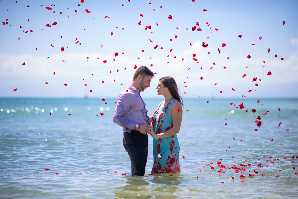 Pétalos de rosa sobre la pareja en el mar, Bahía de Banderas