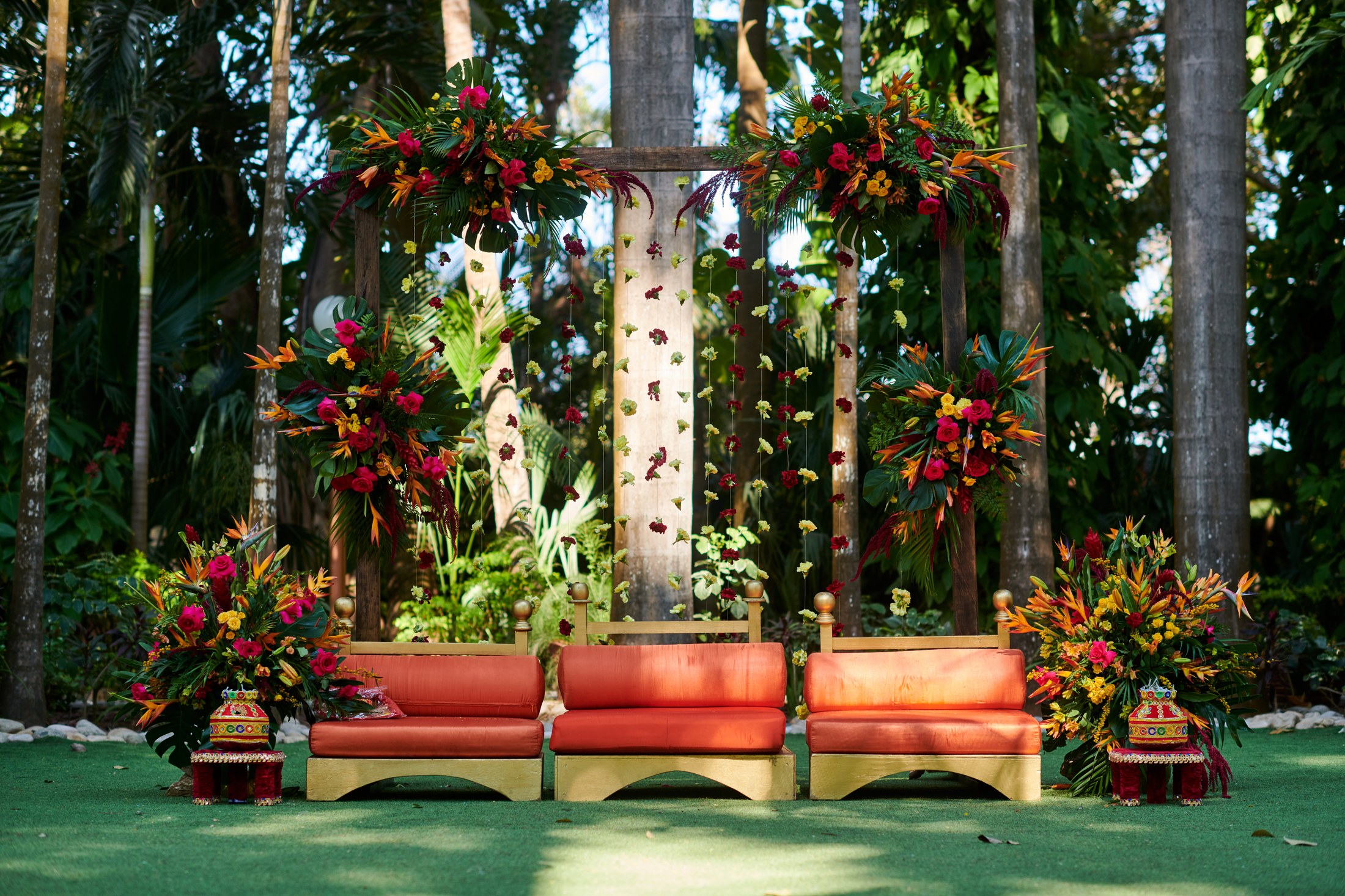 Noche de mehndi y jaggo punyabí en un jardín de Puerto Vallarta — Raj & Jocelyn — photo 1