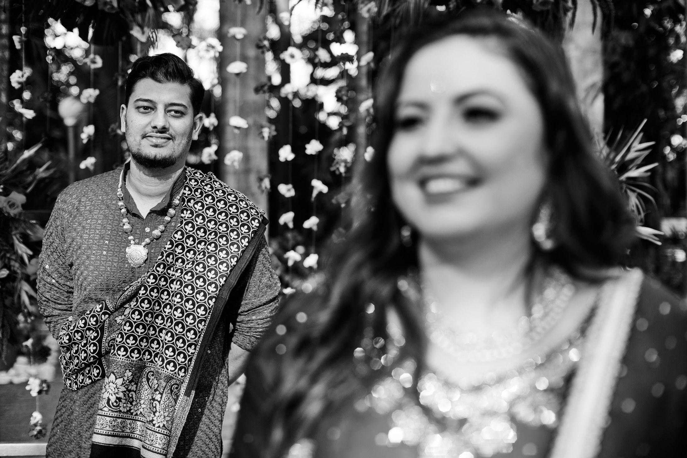 Noche de mehndi y jaggo punyabí en un jardín de Puerto Vallarta — Raj & Jocelyn — photo 7