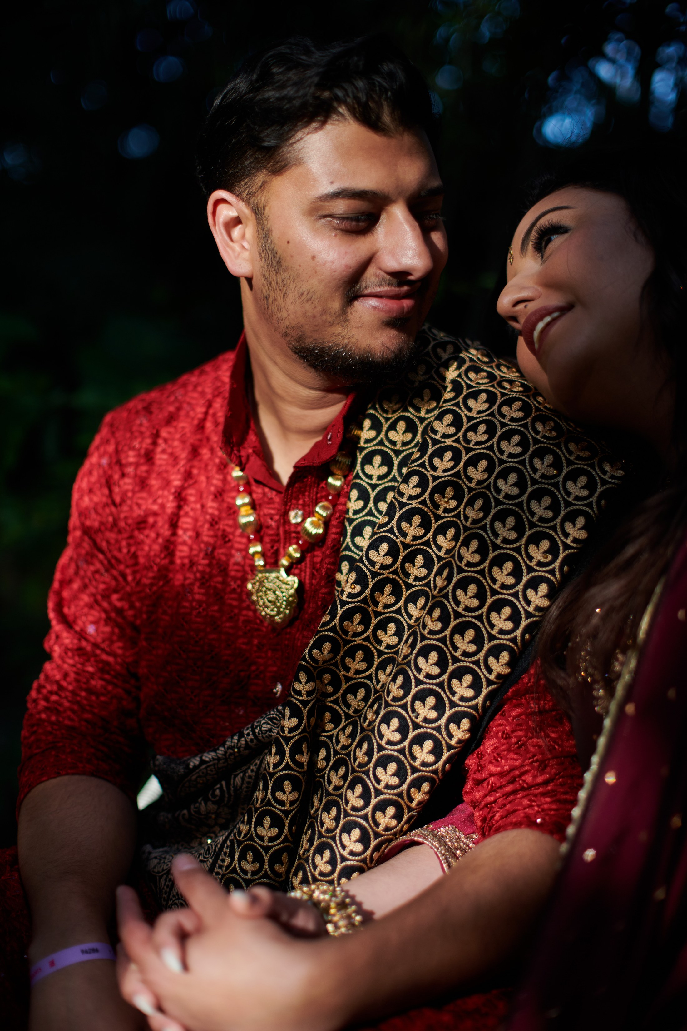 Noche de mehndi y jaggo punyabí en un jardín de Puerto Vallarta — Raj & Jocelyn — photo 9