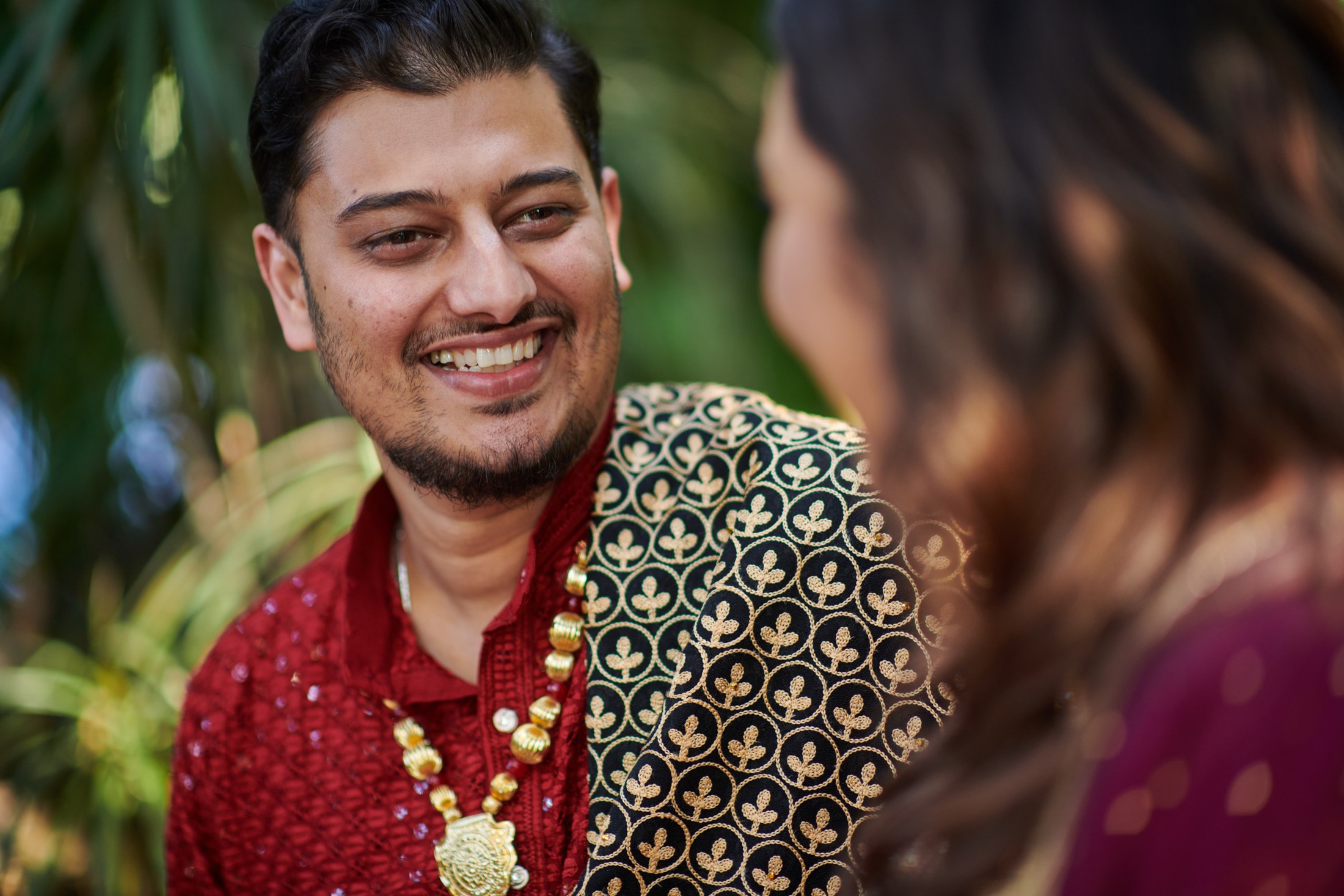 Noche de mehndi y jaggo punyabí en un jardín de Puerto Vallarta — Raj & Jocelyn — photo 12