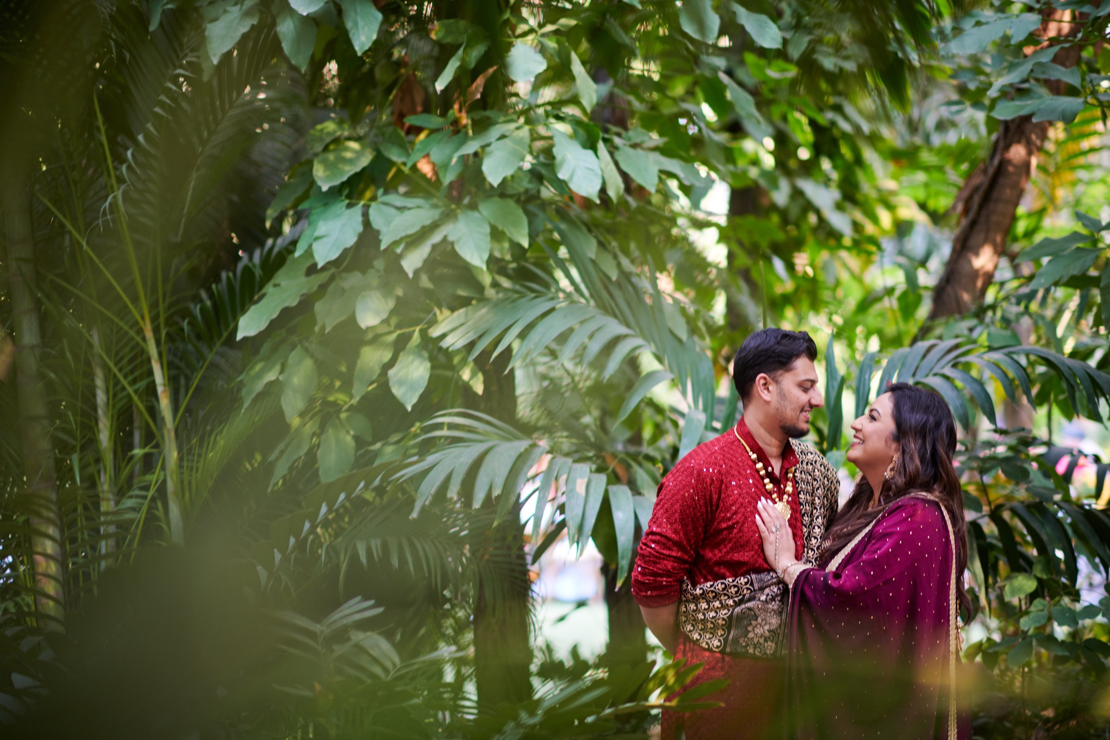 Noche de mehndi y jaggo punyabí en un jardín de Puerto Vallarta — Raj & Jocelyn — photo 14
